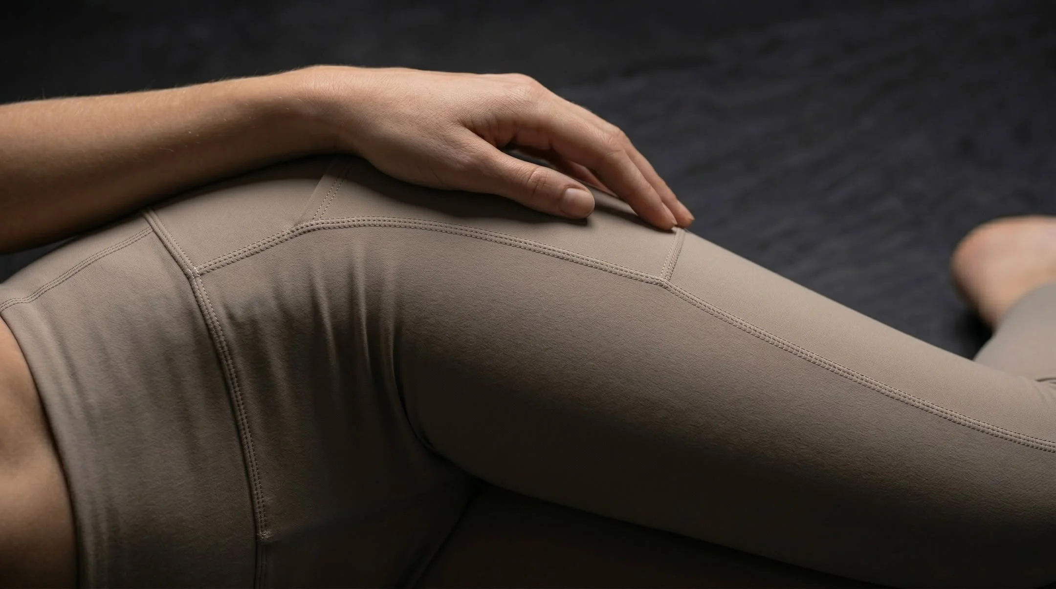 Stone. Still. Sculpted.
New colorway. Same precision. #KAVERA #LuxuryLeggings #StoneColorway #EditorialFashion #FashionDetail #QuietLuxury #LuxuryPerformance #DarkStudio #FabricStudy