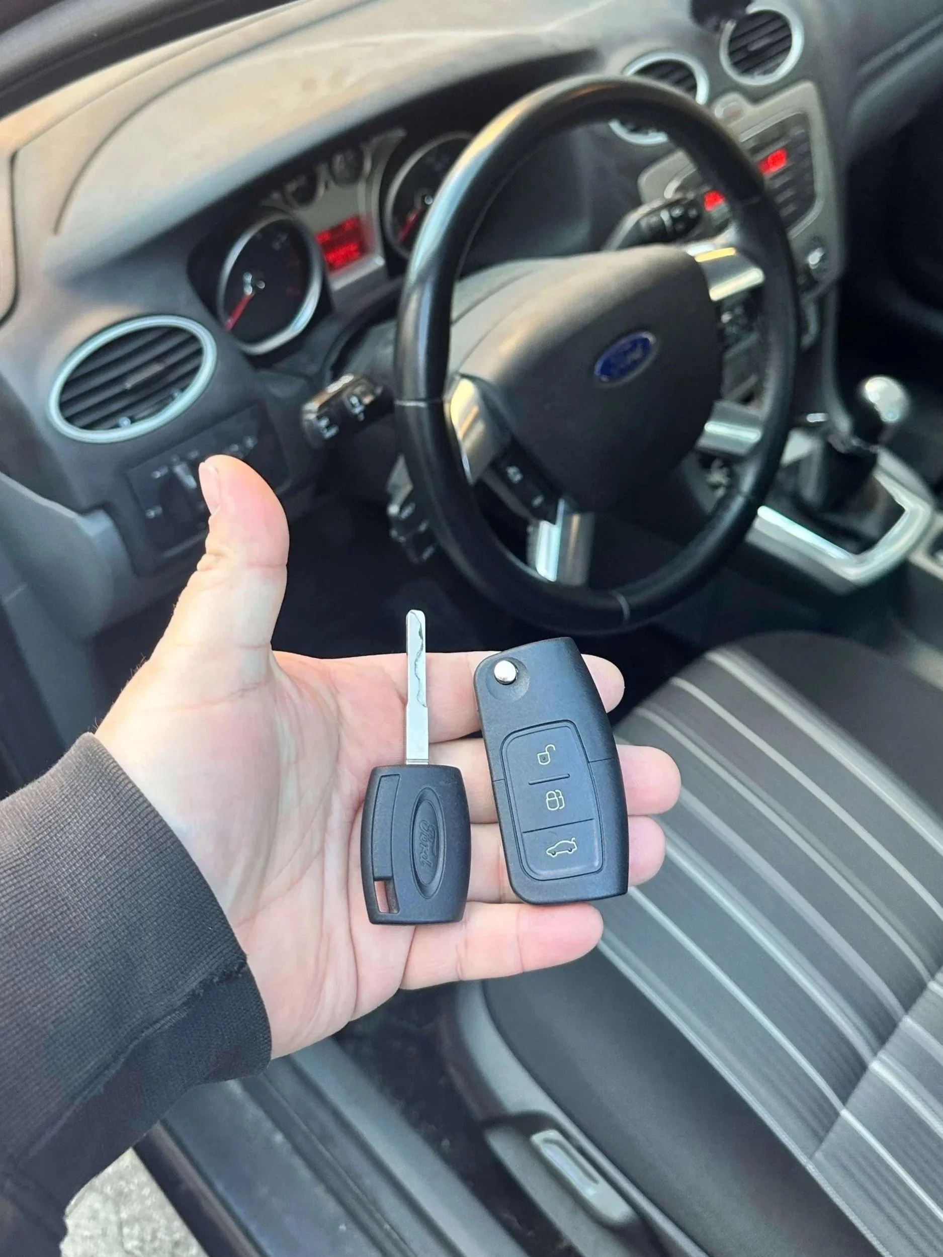 Ny Ford bilnøgle kodet i bilens kabine