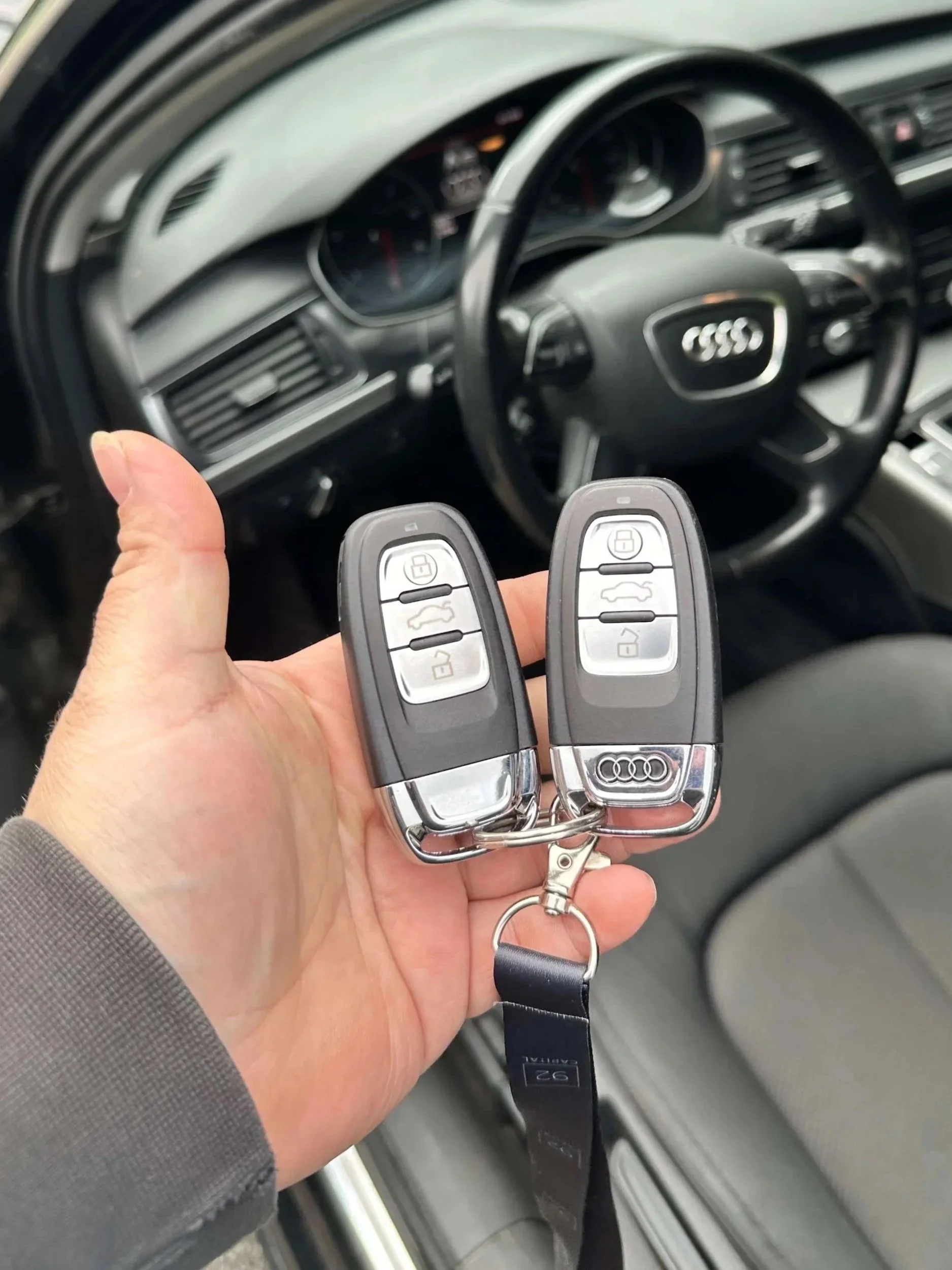 To nye Audi bilnøgler kodet ved førersædet