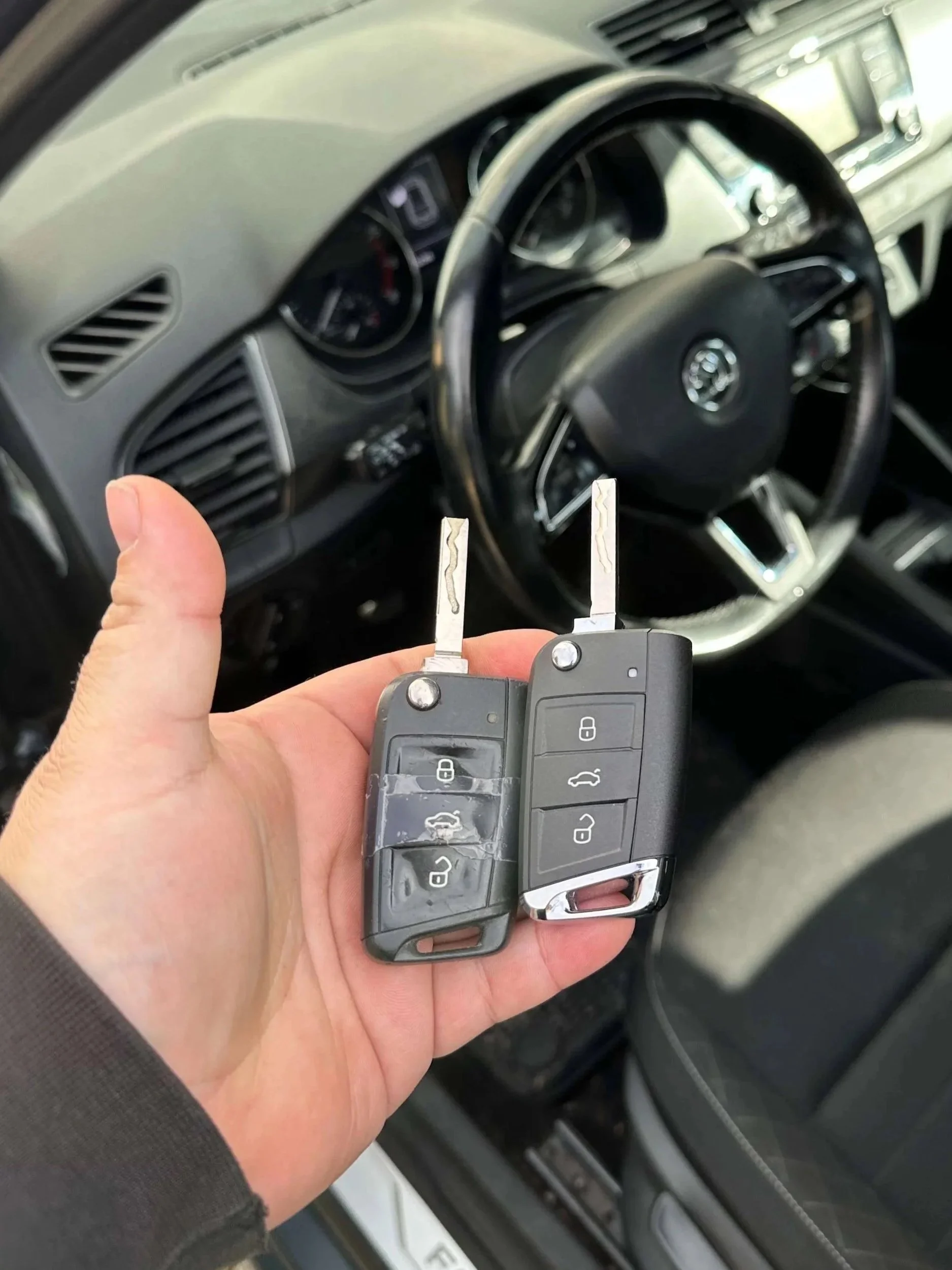 To nye Volkswagen bilnøgler kodet i bilen