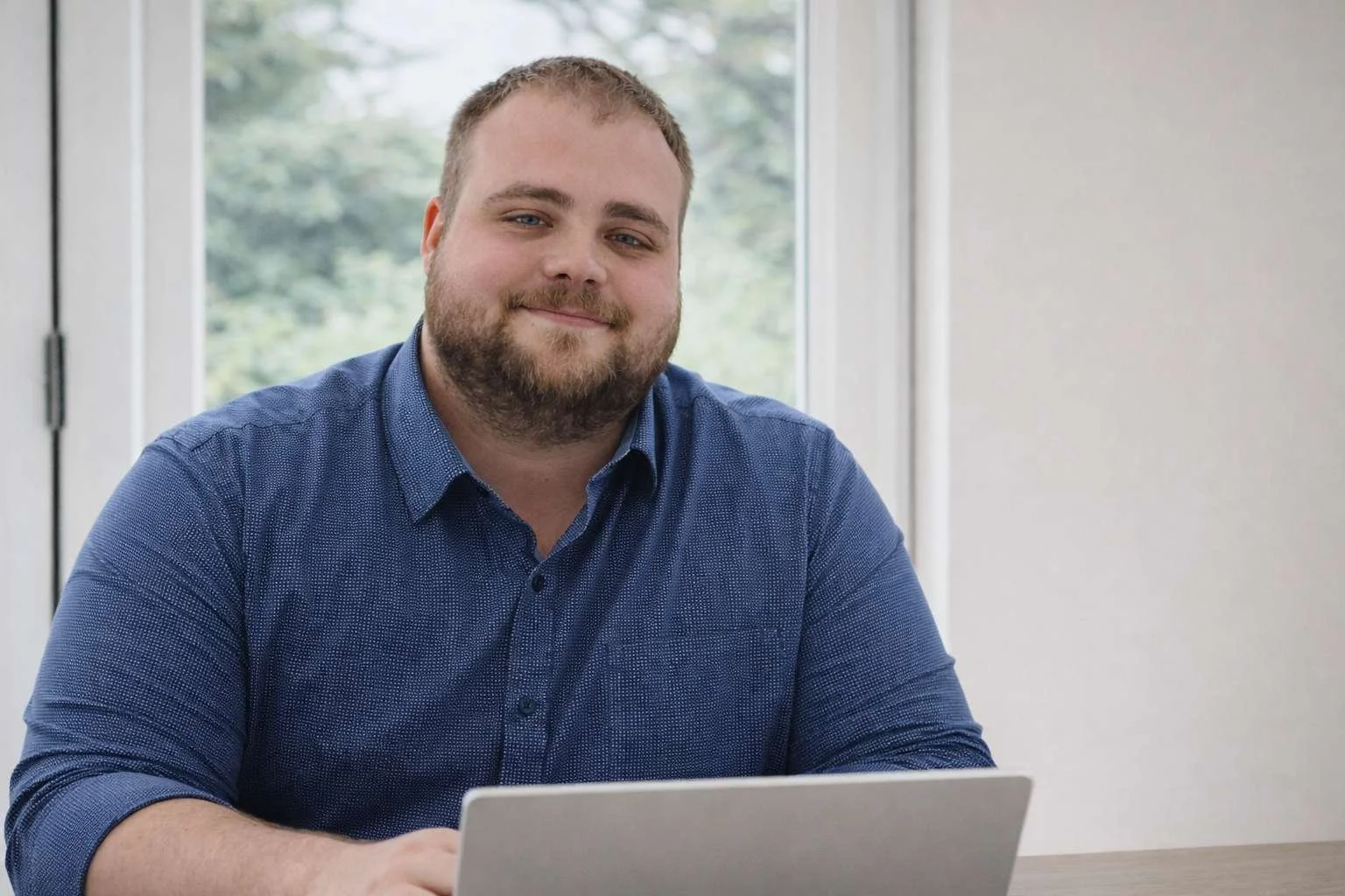 Niklas fra Secru bilnøgle specialist arbejder ved laptop på kontor