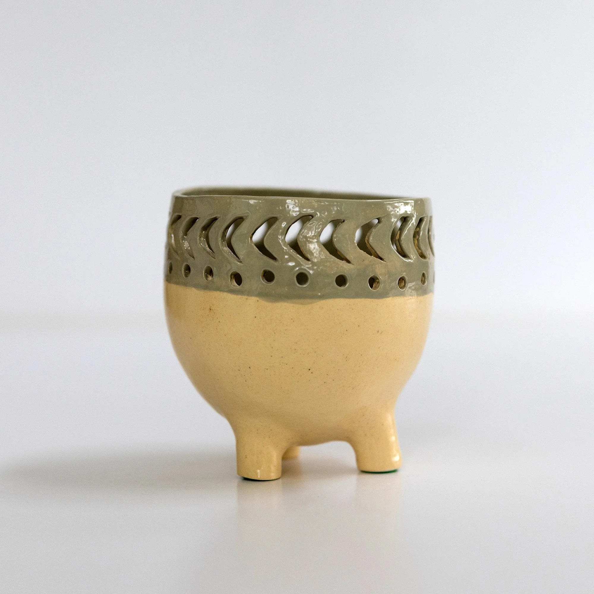gray and white pinch pot 1.jpg