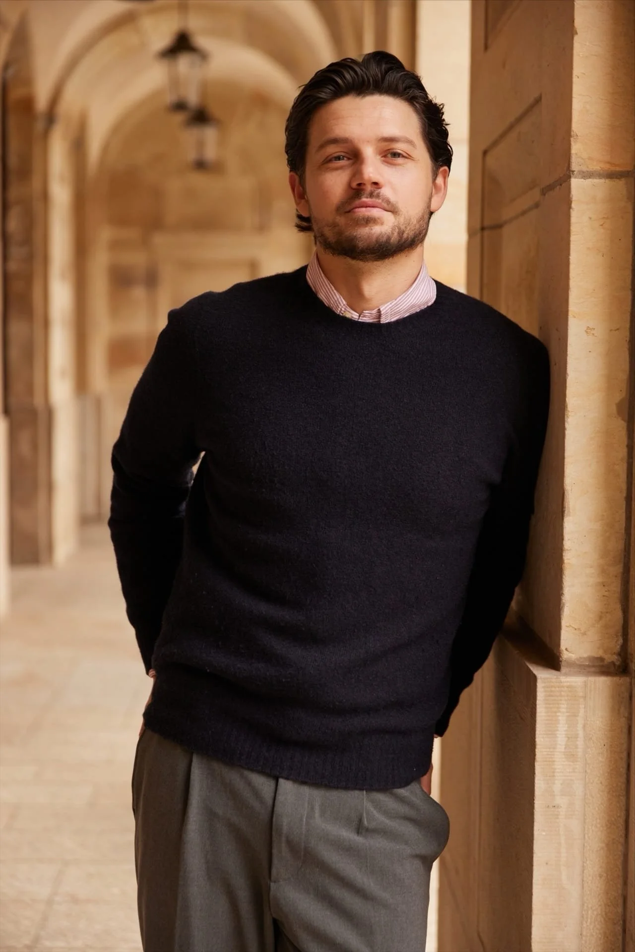 Nino an Wand gelehnt