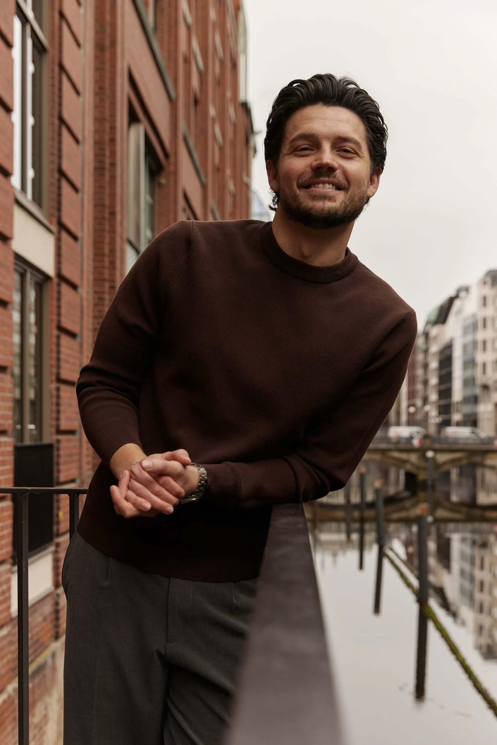 Coaching Nino am Wasser stehend