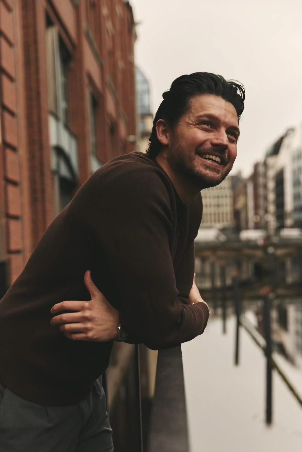 Nino Coach am Wasser lachend