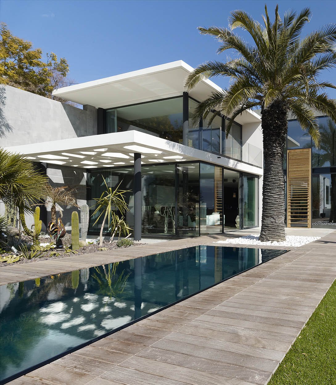 villa contemporaine avec piscine illustrant l'intendance patrimoniale et le suivi de résidences secondaires à ventabren et Aix en Provence