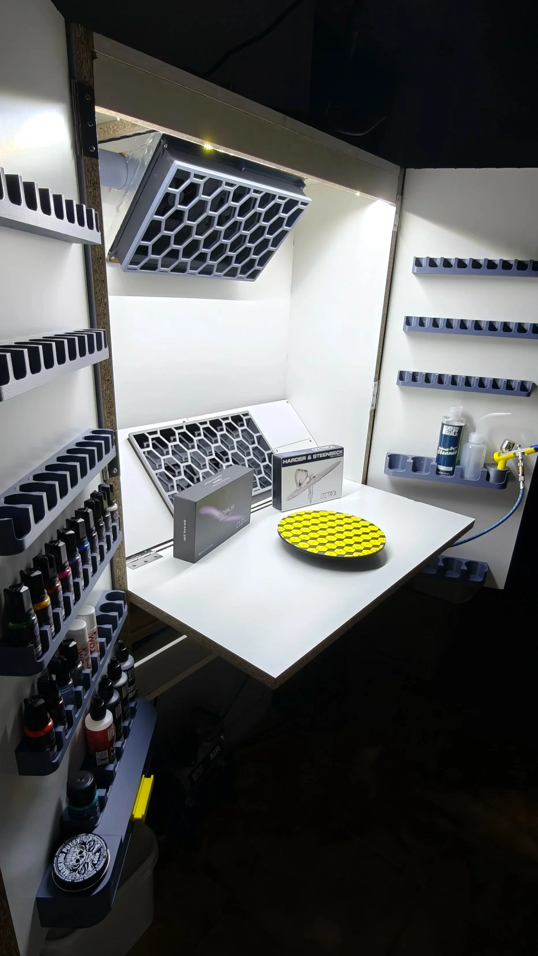Espaço para encadernação de unhas com produtos em exibição e iluminação adequada.