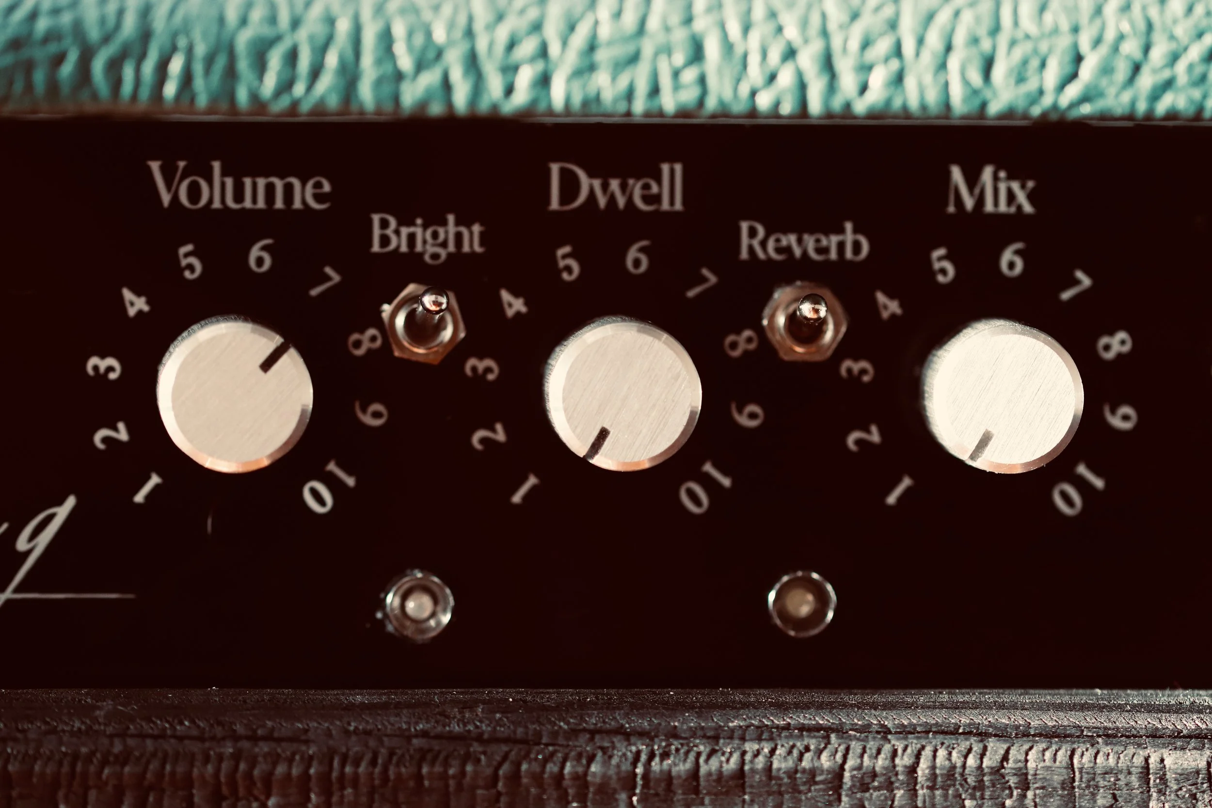 Maquette d'un amplificateur audio avec trois grands potentiomètres pour le volume, le gain et le mixage, comportant des inscriptions en français et des curseurs pour régler les paramètres sonores.