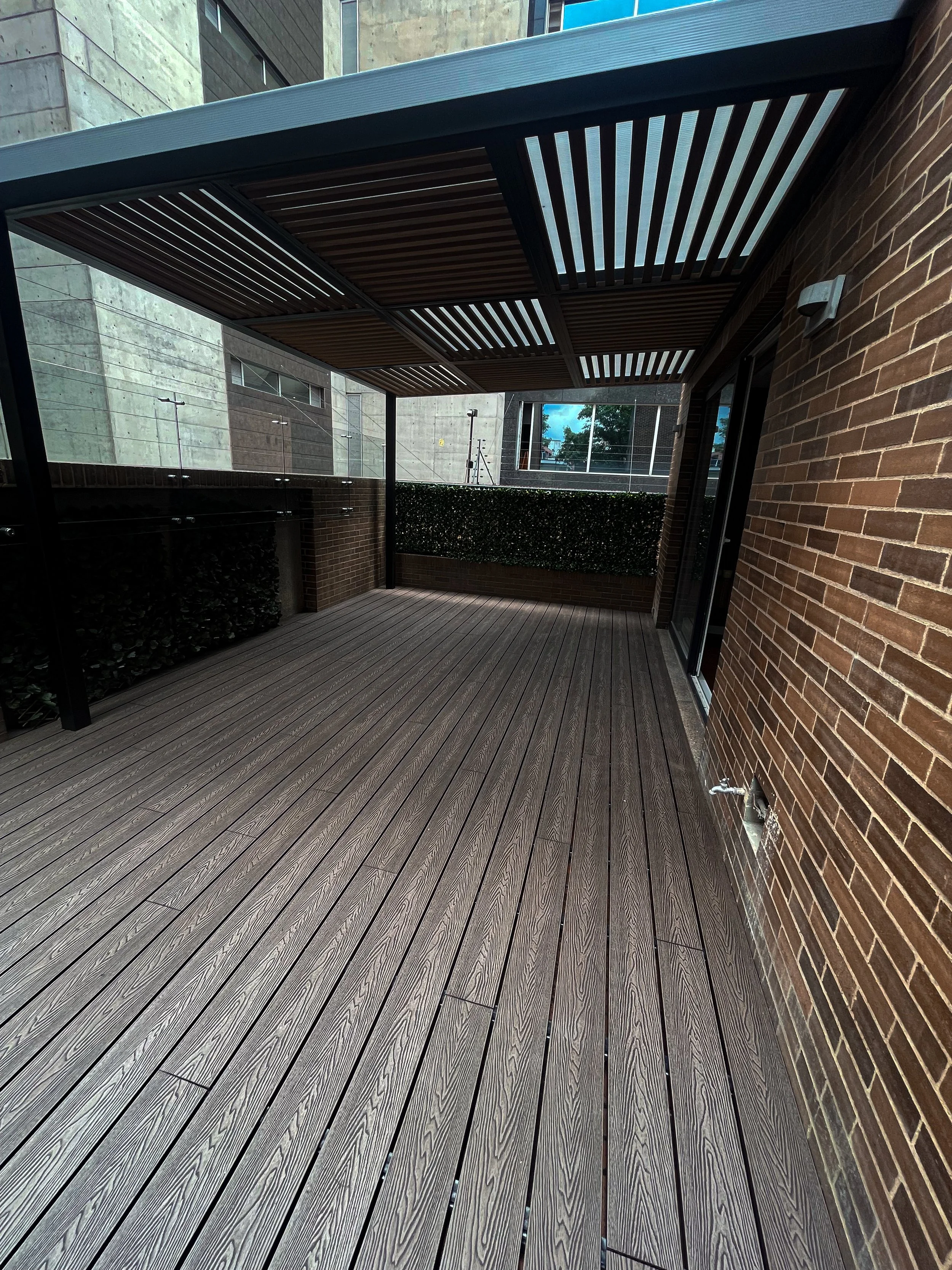 piso hueco redondo y pergola.jpg