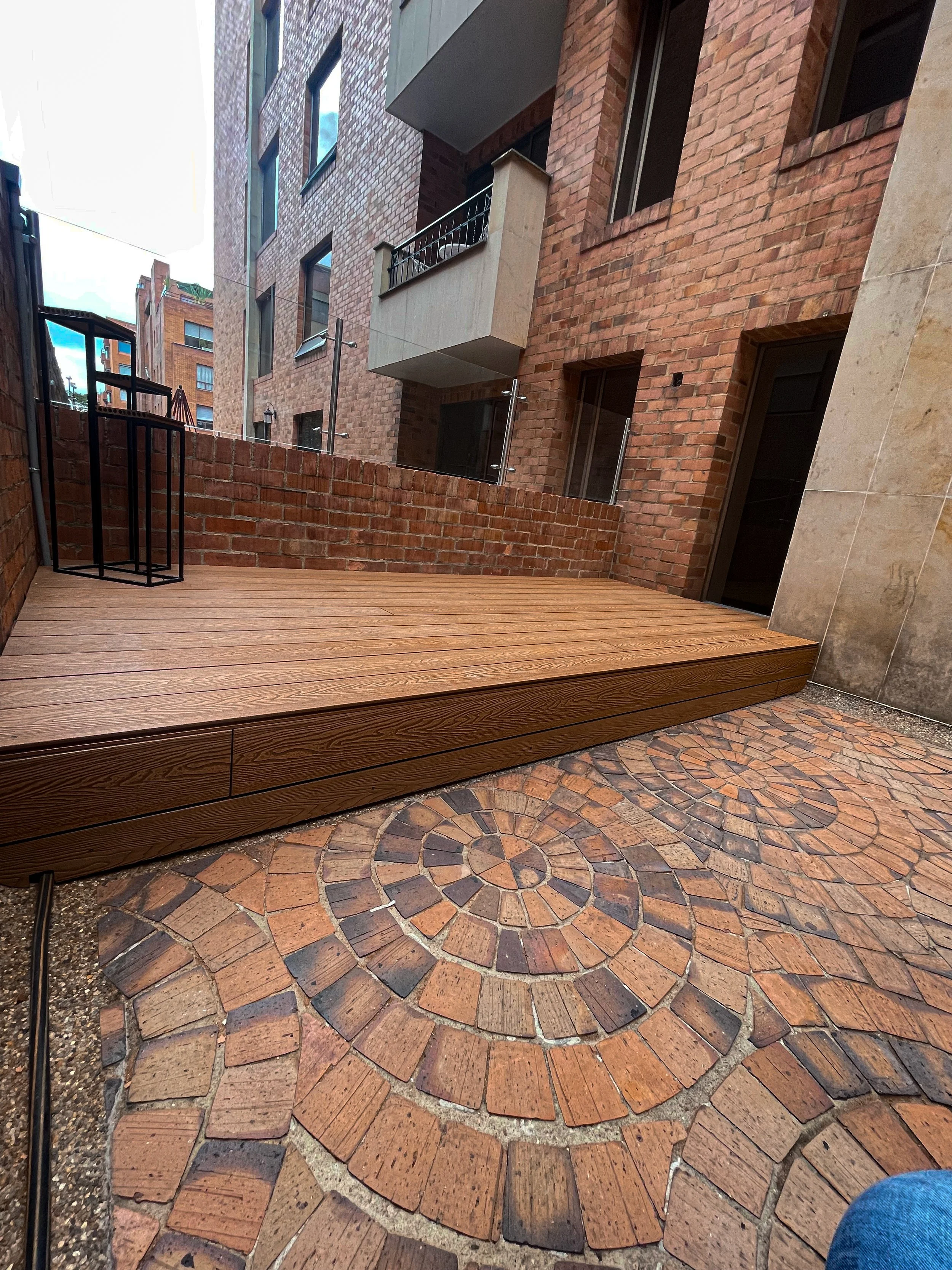 piso hueco redondo teca.jpg