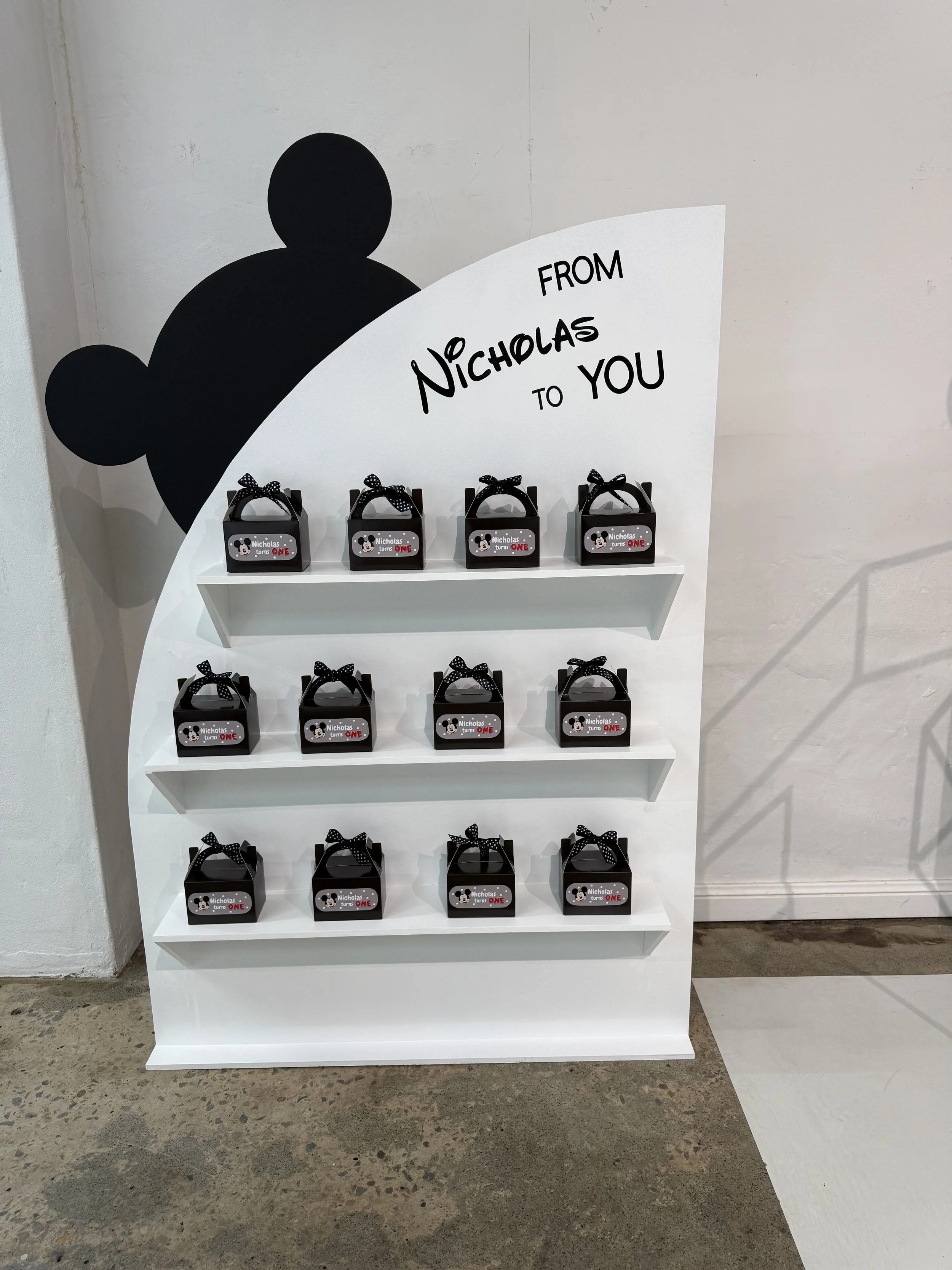 Sail_Gift_Display_Shelf_(Mickey_Mouse).jpg
