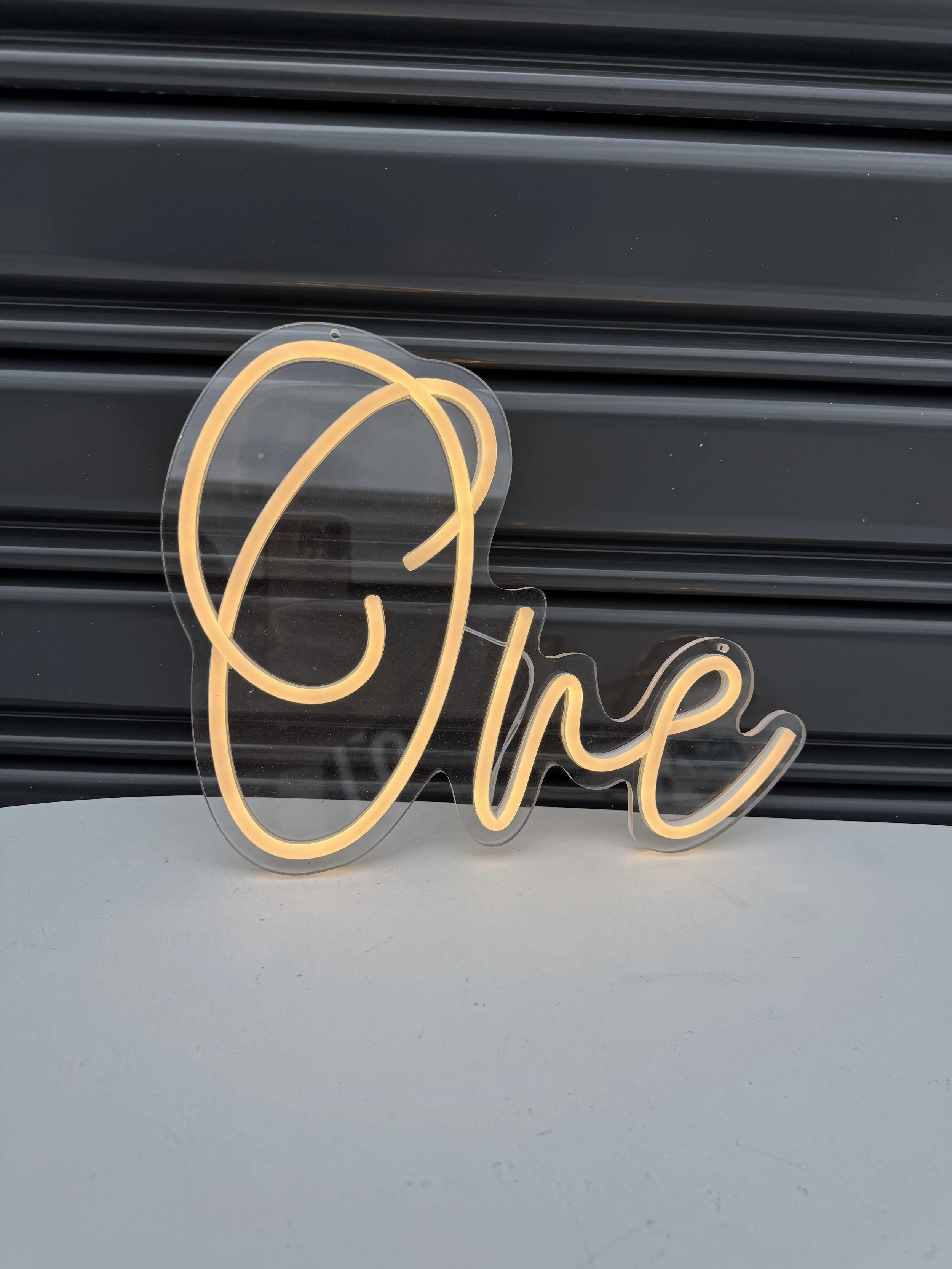 Neon_sign_One_(lit_up).jpg