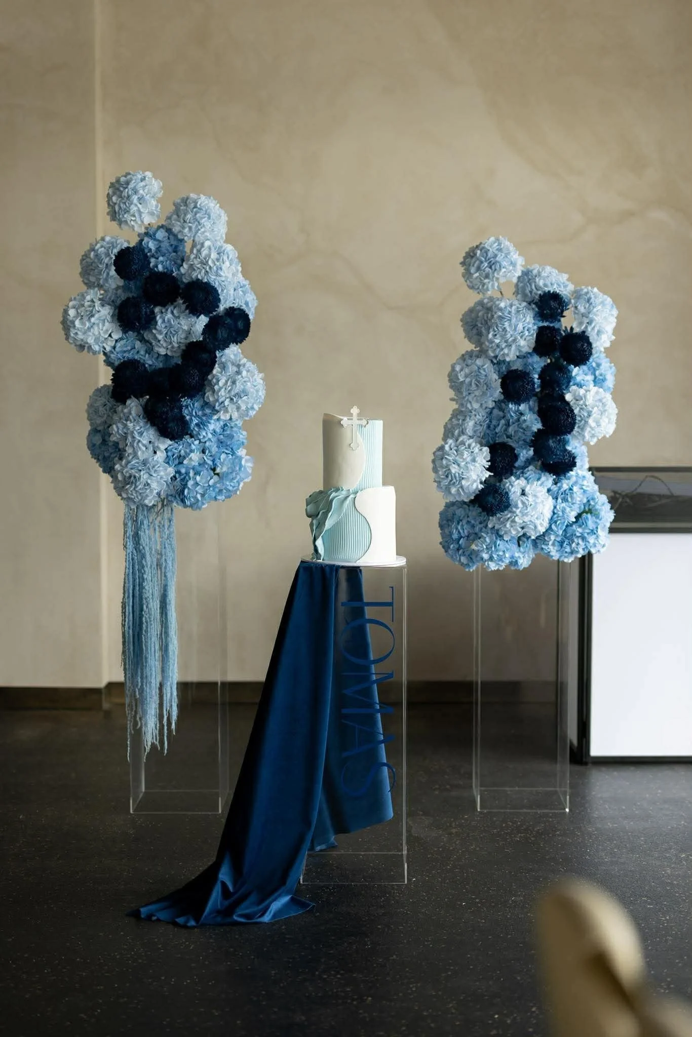 florals medium freestanding - clear plinths.jpg