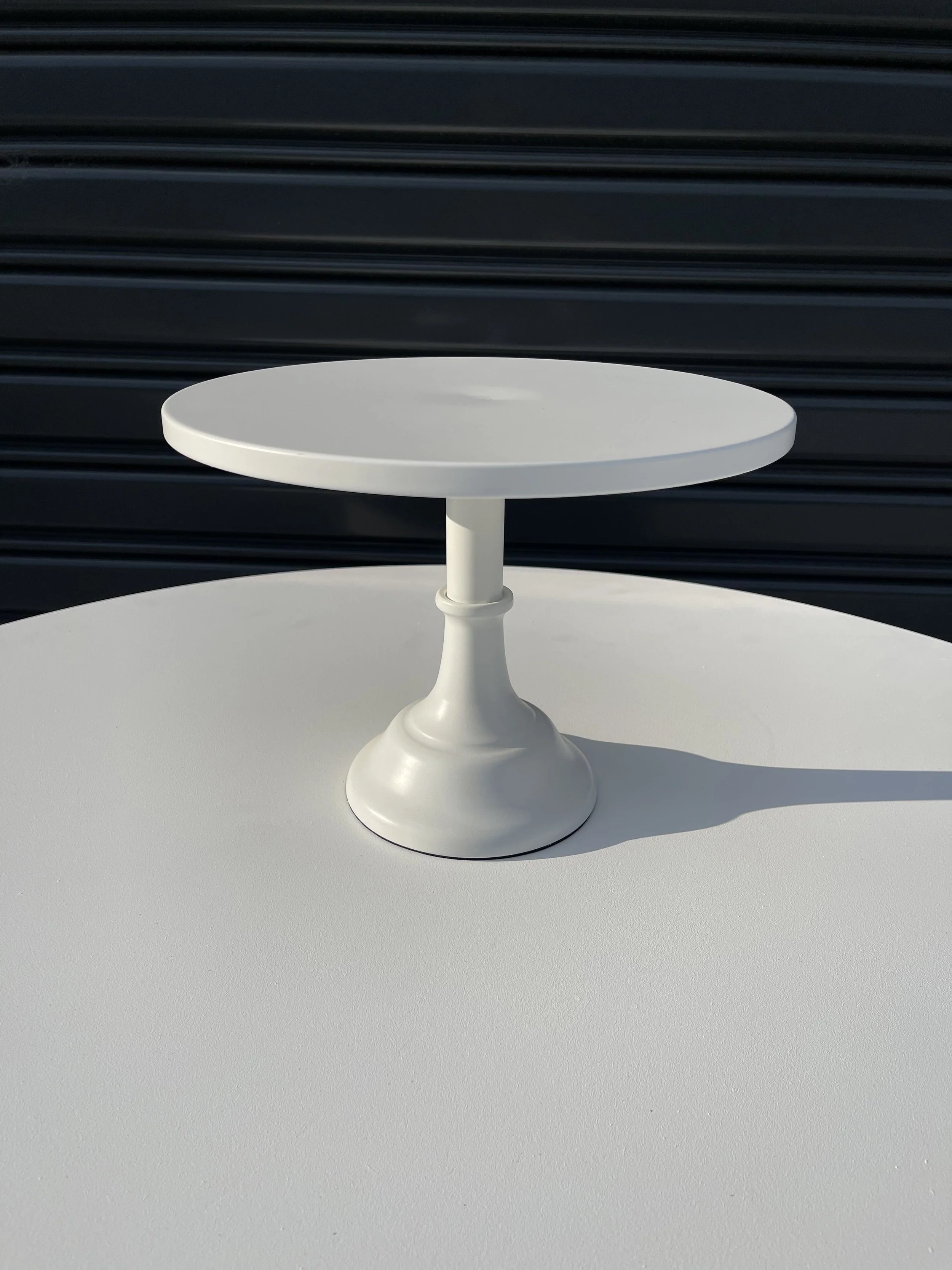 White_metal_cake_stand.jpg