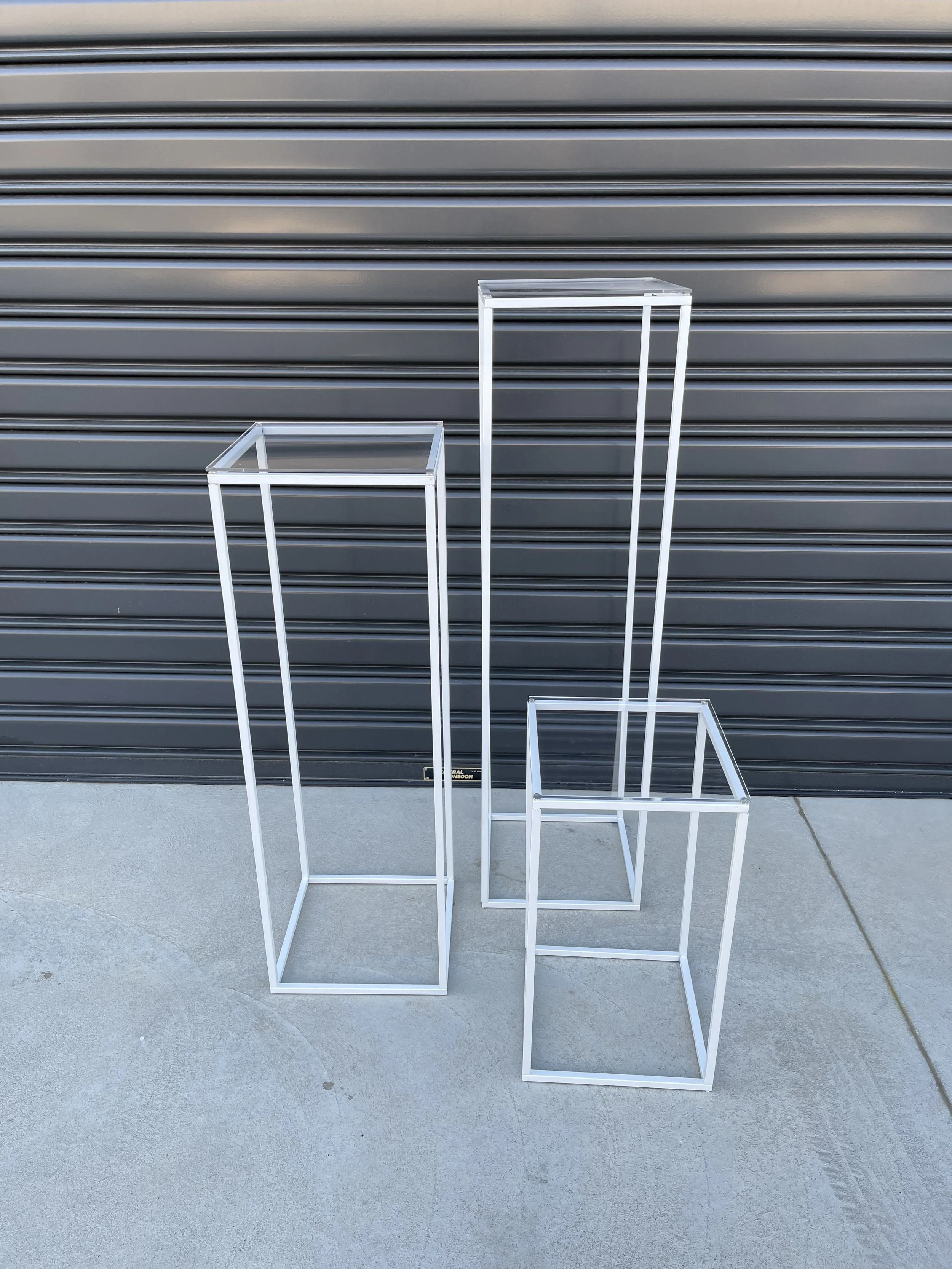 white_metal_sqaure_plinths.jpg
