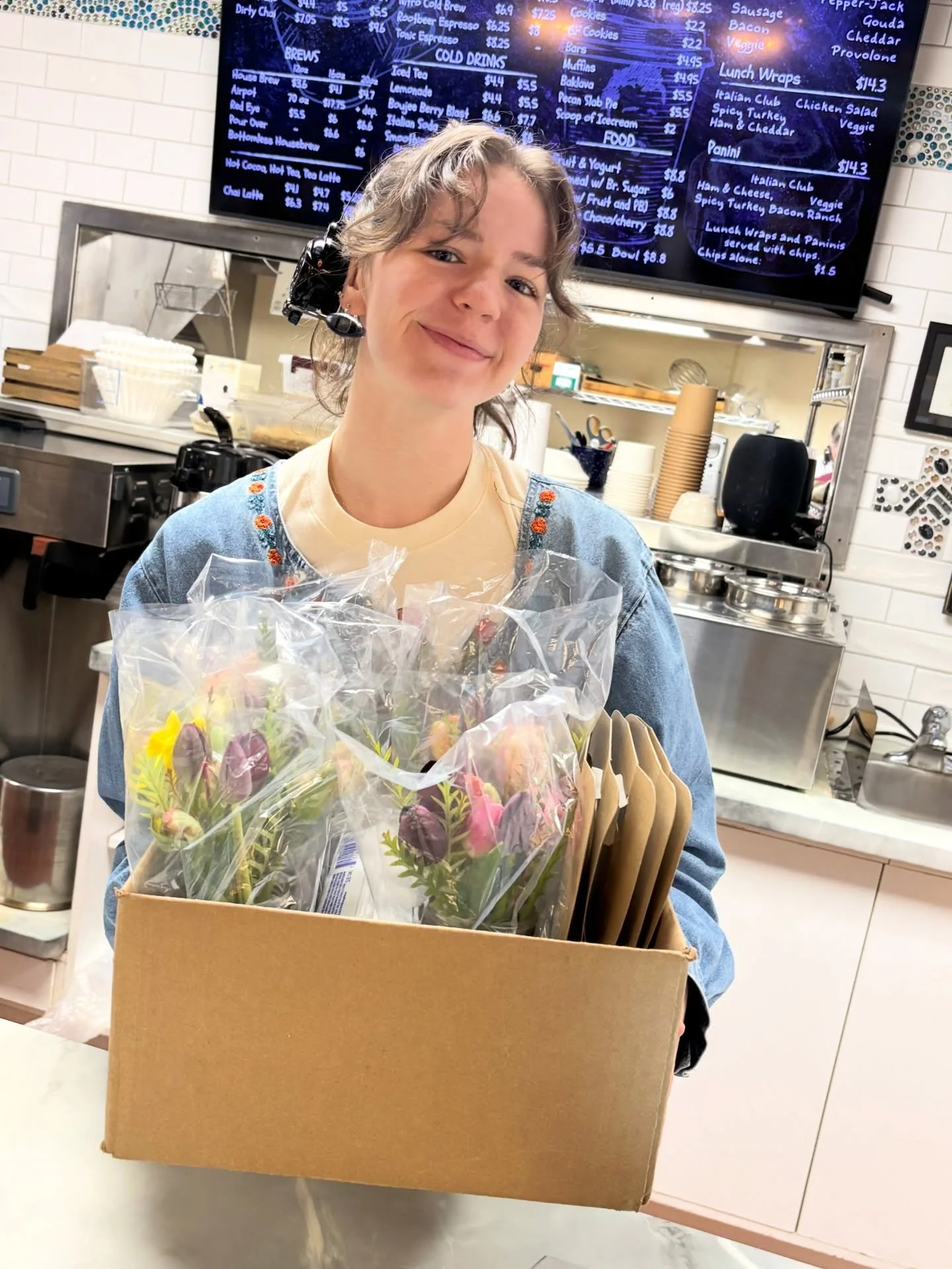Stop in to @vitosespresso this morning for fresh fancy tulips and your fav drink!
#bloomandbrew #gwensgreens #goodnessandbeauty