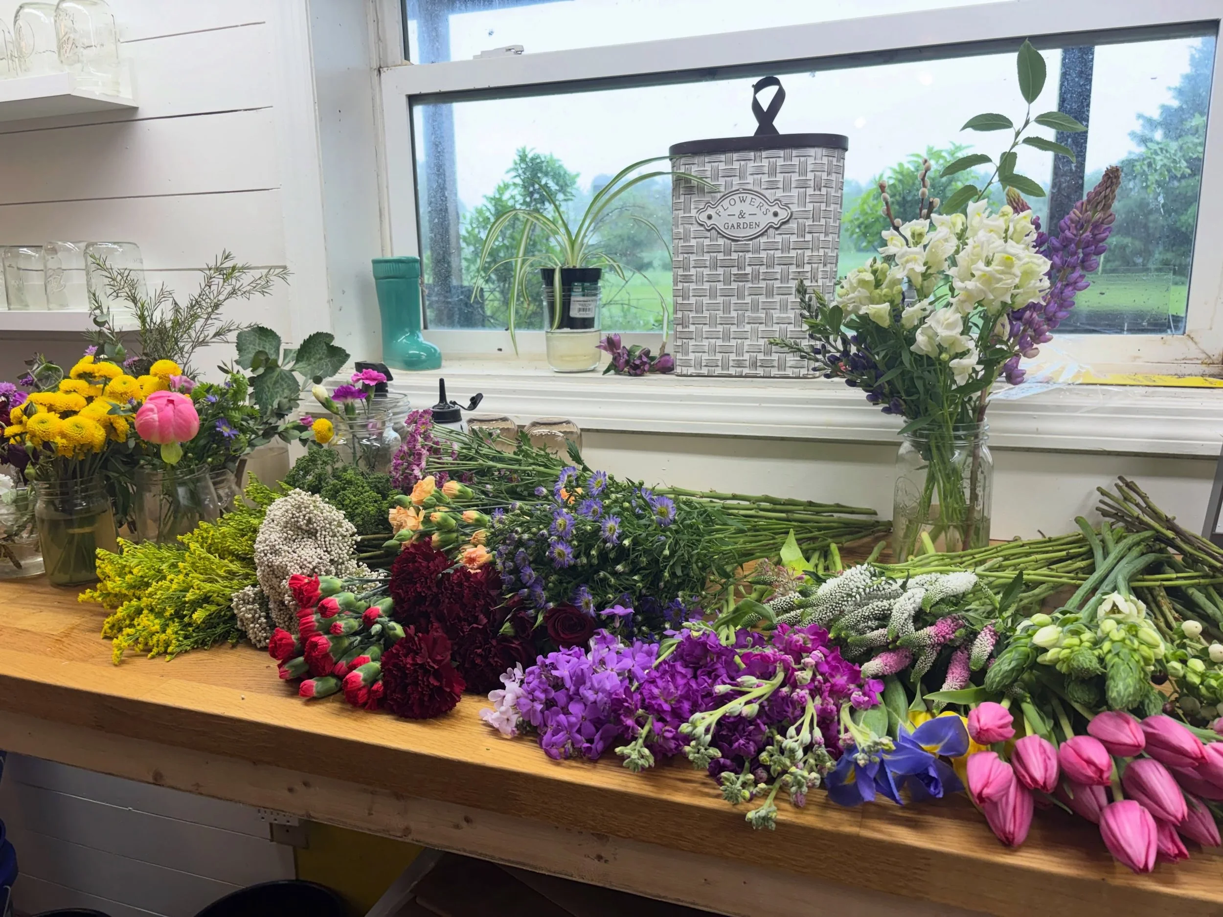 There are some beautiful arrangements at @hutchfoods2 for your holiday weekend! 🌸🌱🙂