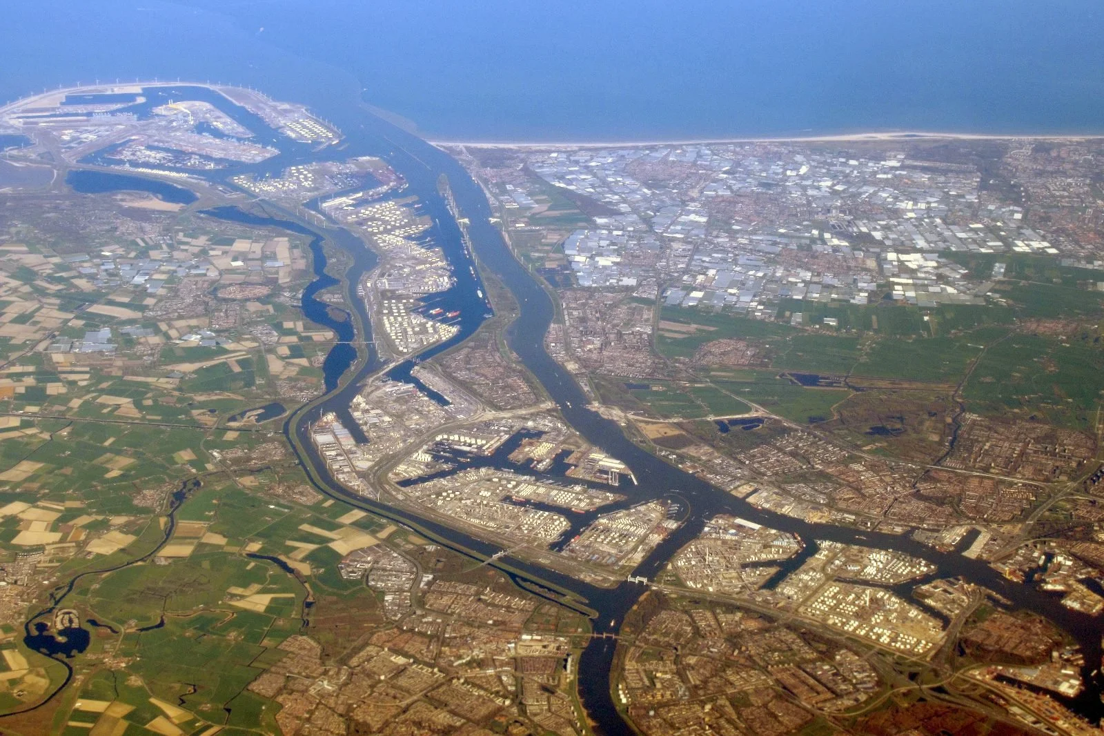 Same geography, different outcomes: Europe vs China’s busiest ports