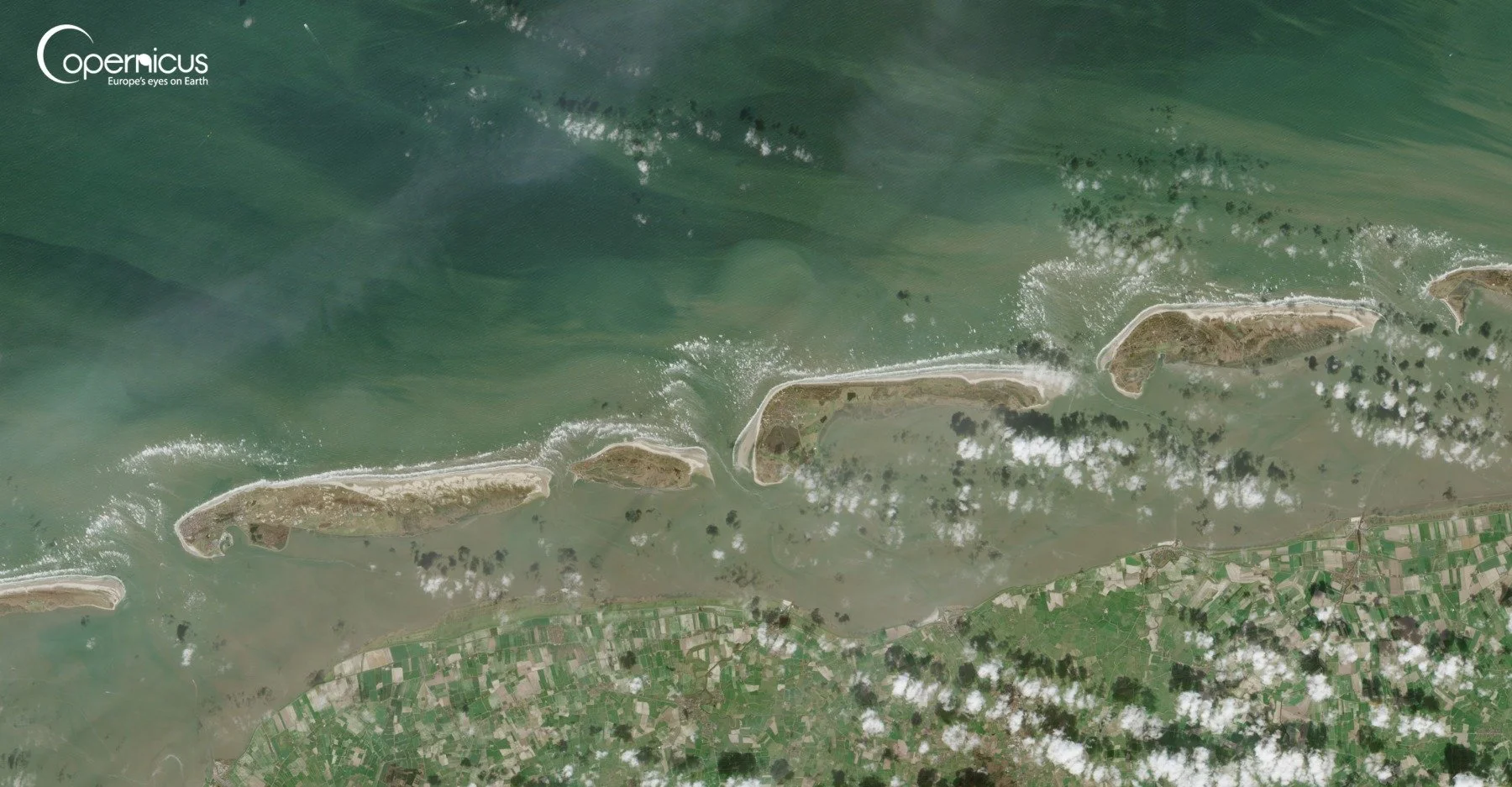 The tidal-shaped bathymetry between Frisian islands revealed by breaking waves