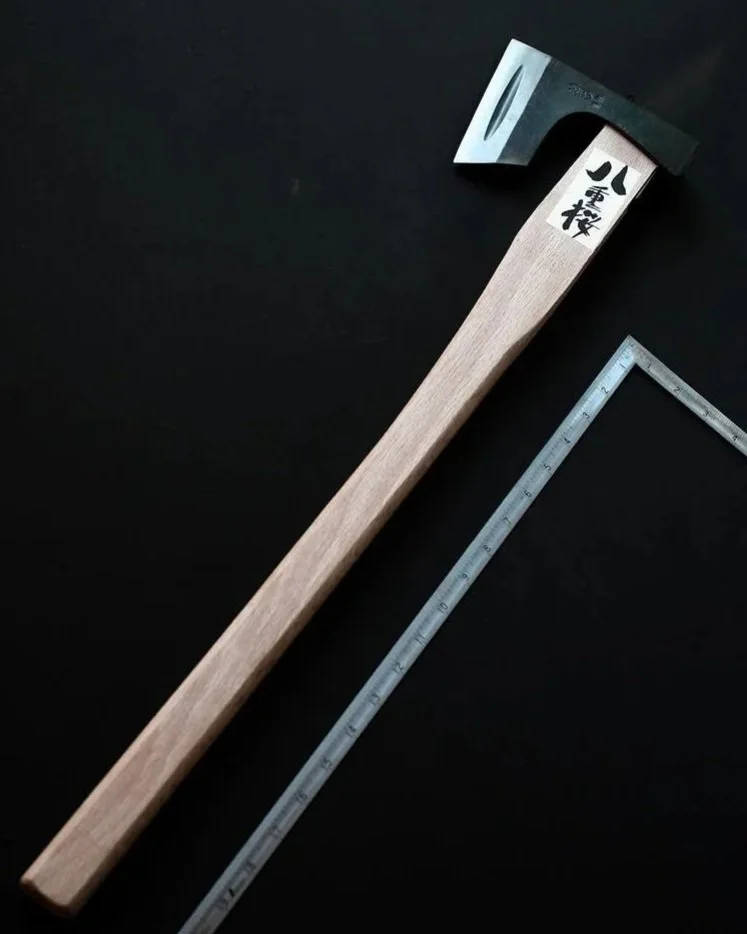 Mid-sized+carpenters+axe.+Long+handle.+A+mean+tool..jpg