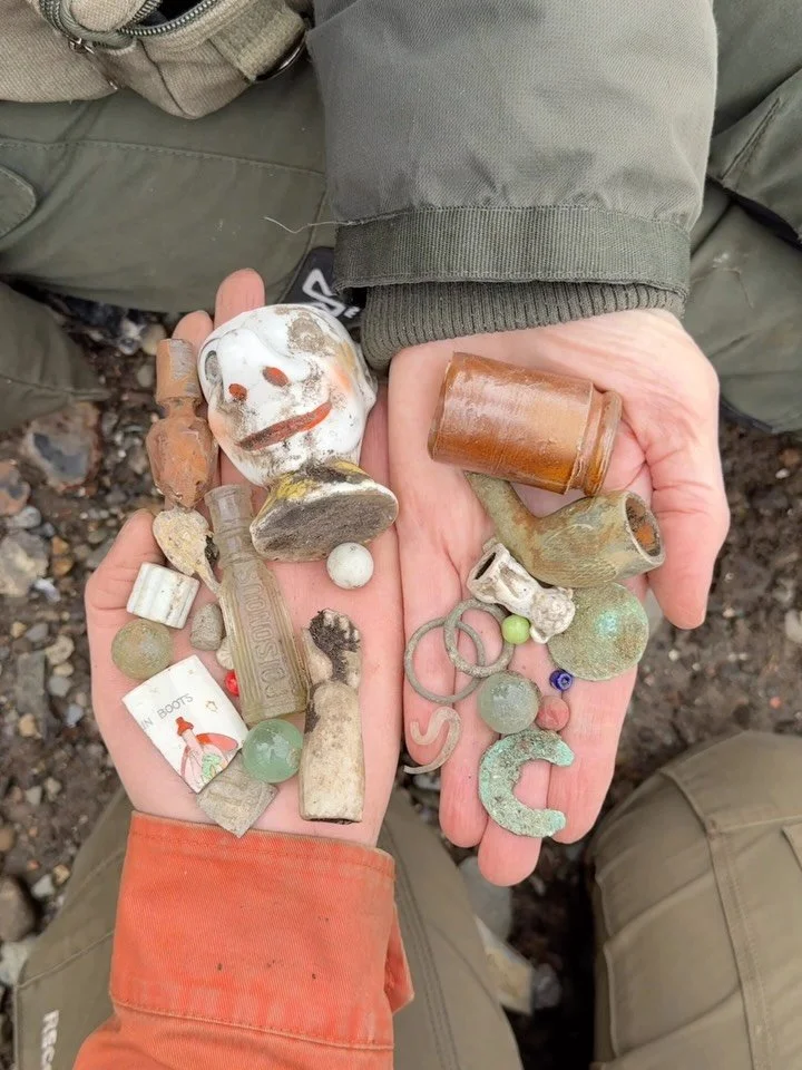 Our finds handfulls from last Sunday&rsquo;s mudlark on the river (video up on YouTube.) This Sunday we&rsquo;ve been surface larking on the bottle dump (tip larking) and we&rsquo;re looking forward to sharing what we&rsquo;ve found! ☺️

#mudlarkingh