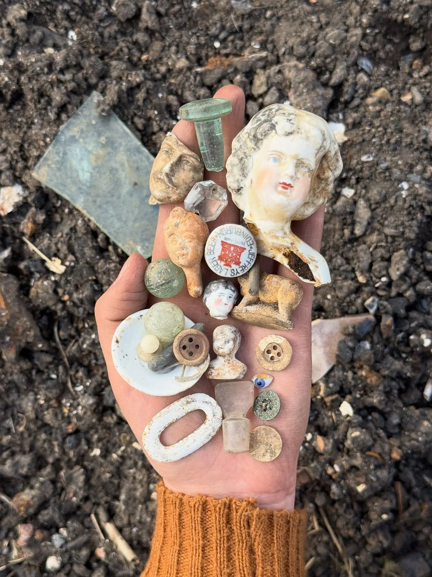 Some of our finds from our recent tip-lark! We had a fantastic day hunting for these at the bottle dump while enjoying the spring sunshine. Lots of tiny treasures and trinkets to gladden our mudlark hearts 🥰 These finds are all over 100 years old, t