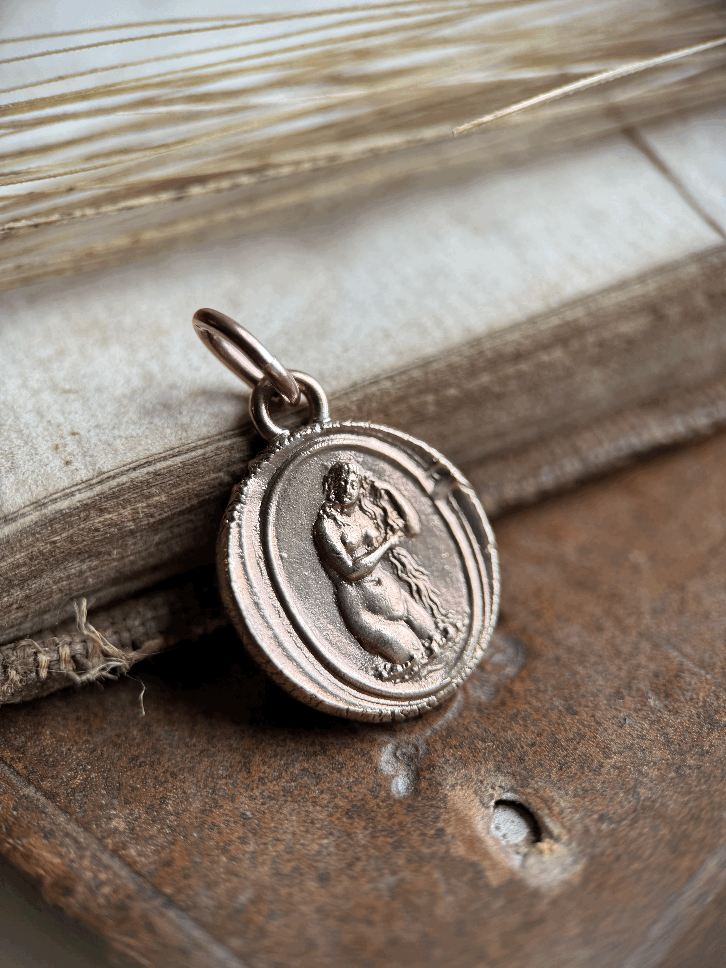 Bathing woman charm in Bronze