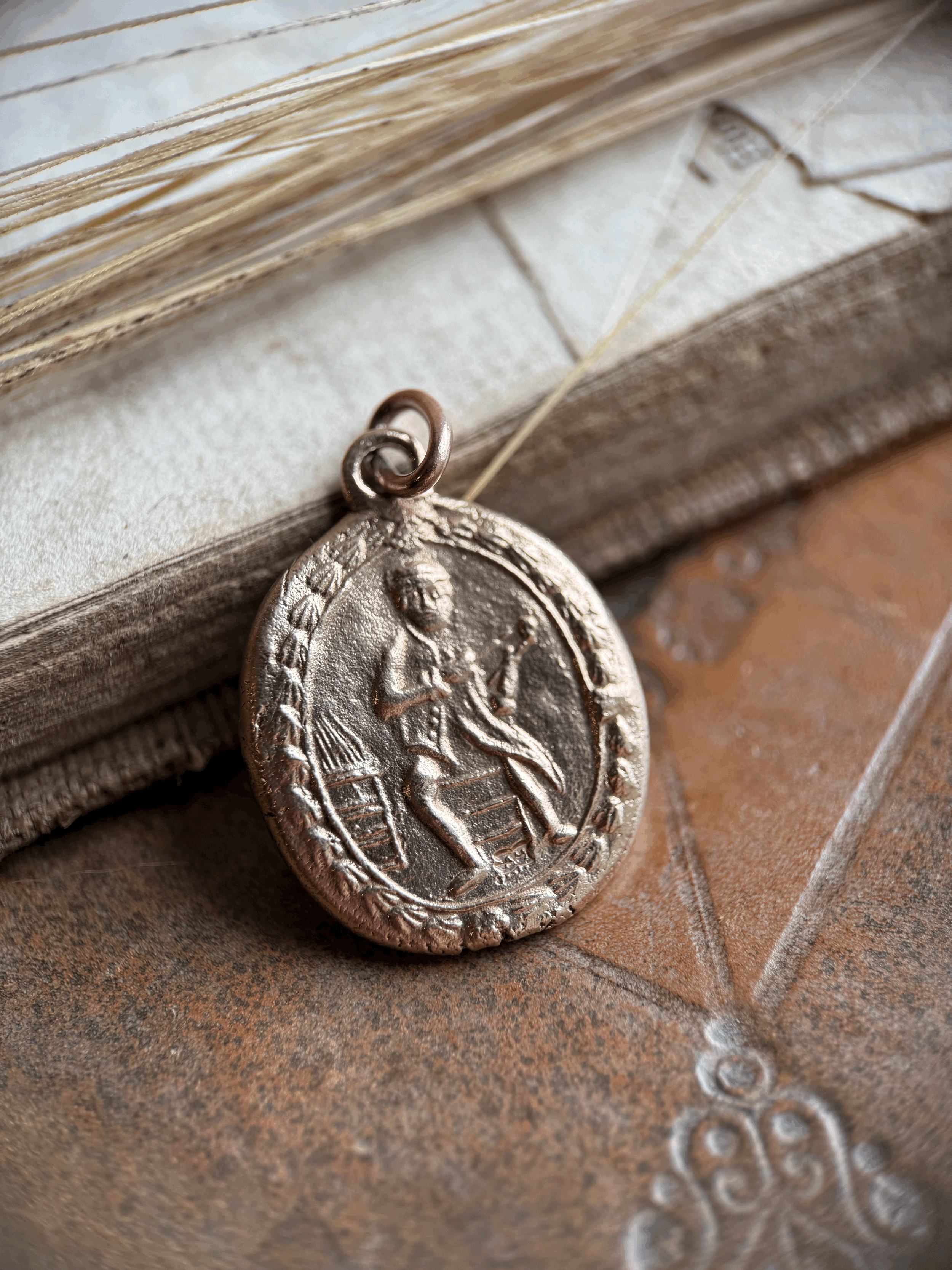 Pipe maker charm in Bronze