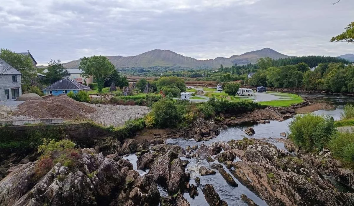 Clifden, County Galway
A picturesque town in Connemara surrounded by mountains and coastline, known as the “Capital of Connemara.”