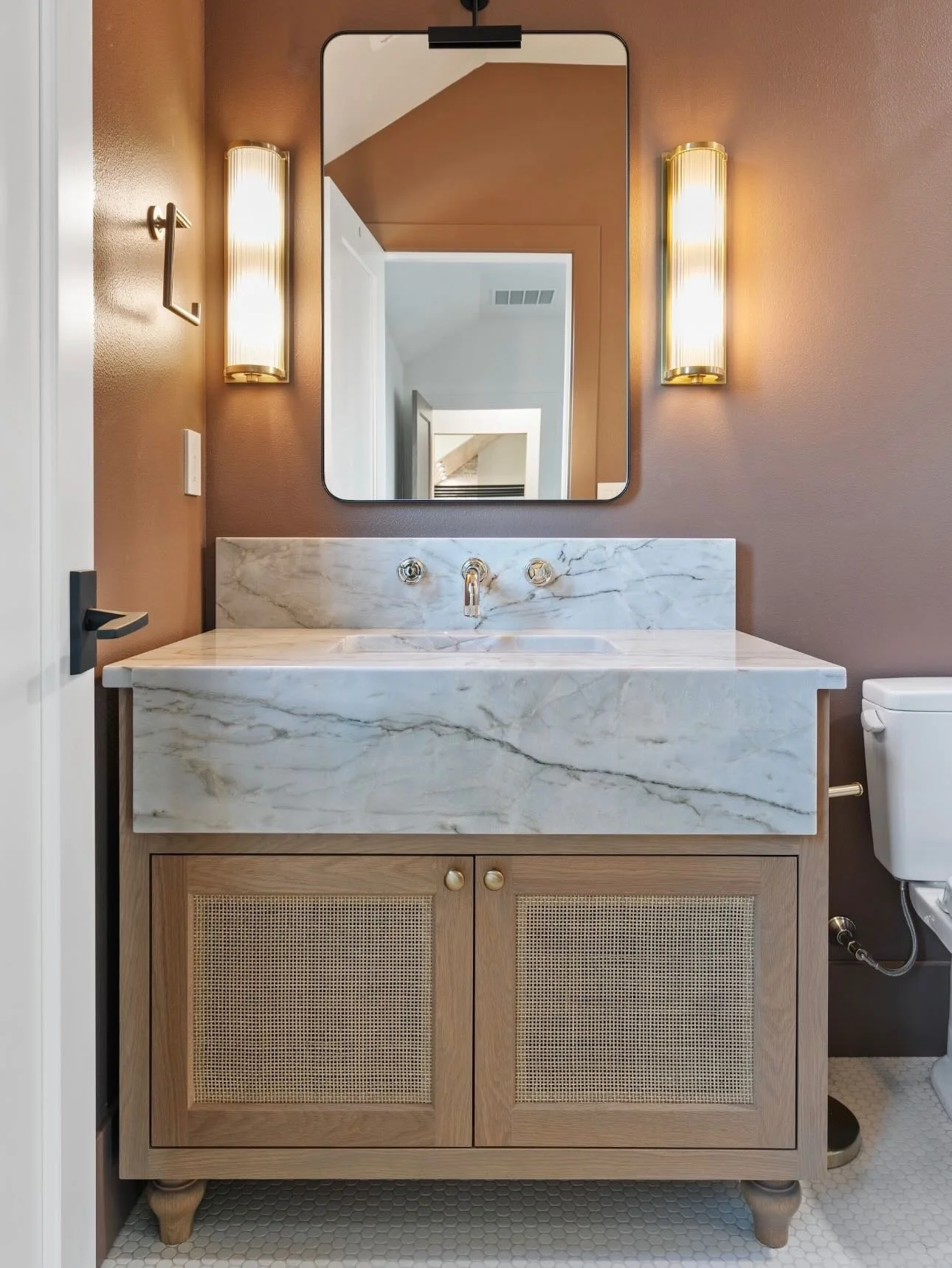 This en-suite bath is a strong favorite for us around the office.  It&rsquo;s bold, while somehow still feeling a little bit understated. A real beauty. 

Photography by @sageaesthetic