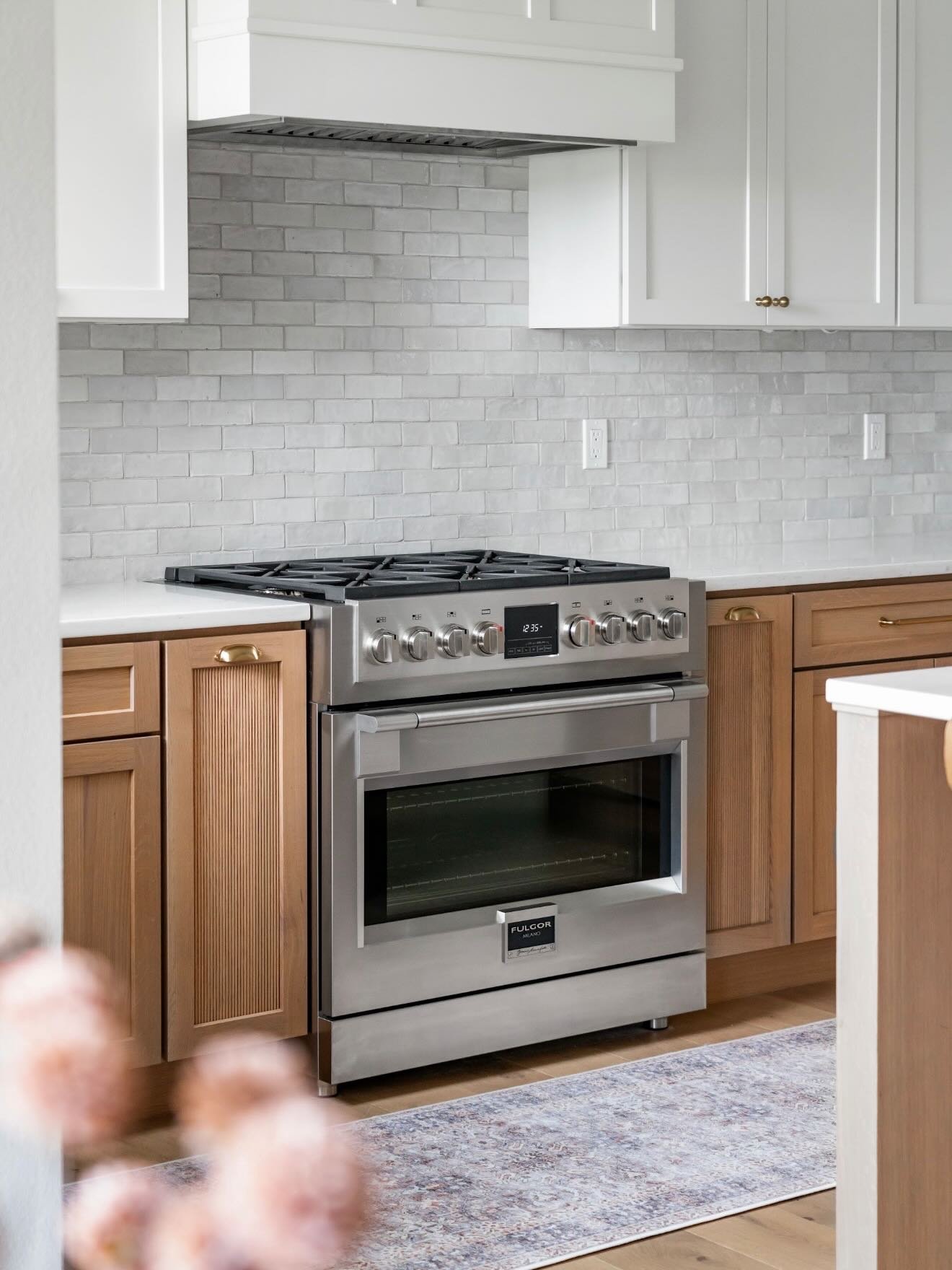 Recently completed, this LaCamas Shores renovation brought an entirely new kitchen layout to life. 

This new @fulgormilano_na range anchors the end wall of the kitchen, with pullout organization on either side. 

Photography by @sageaesthetic