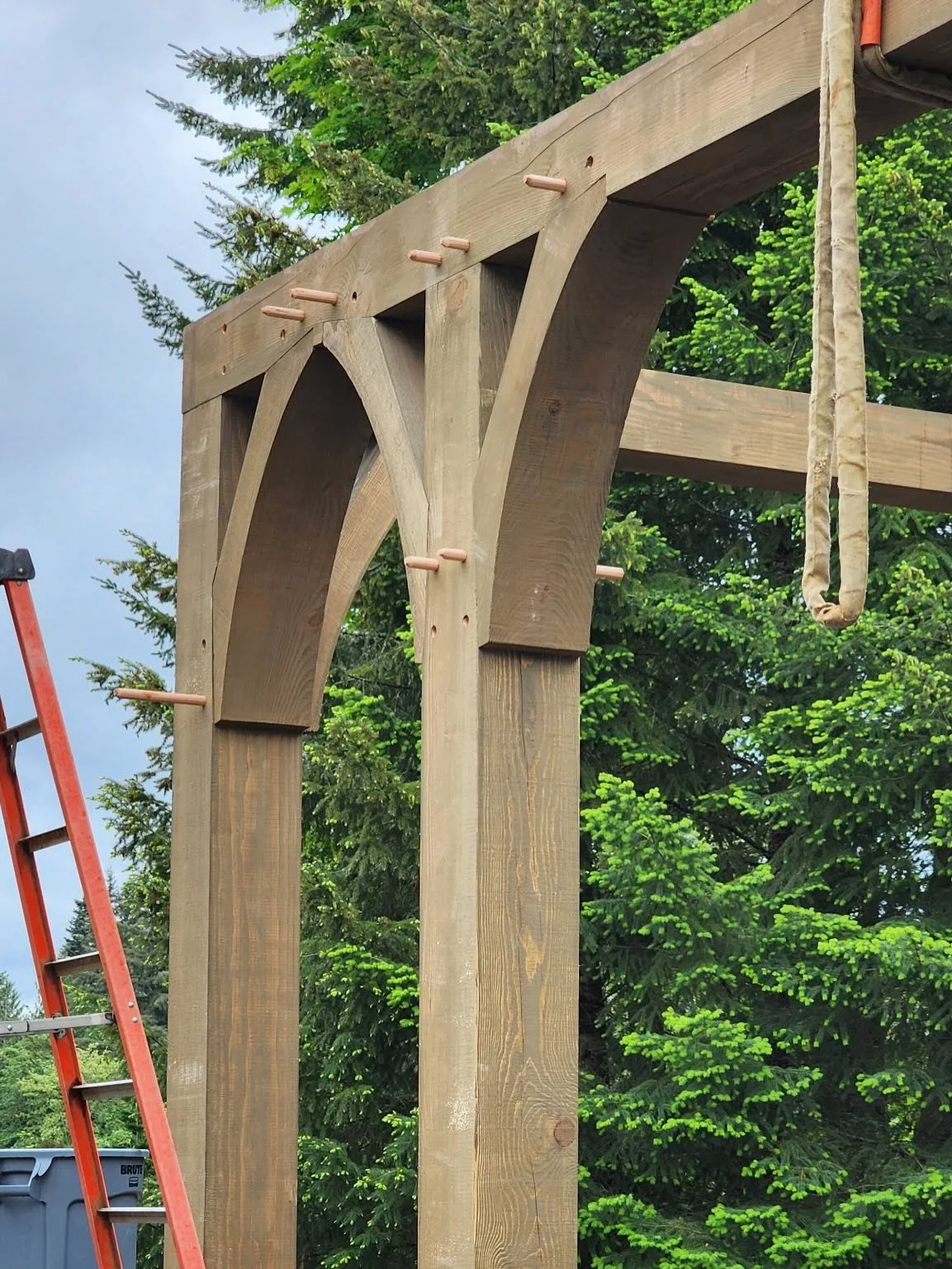 The porch timber framing is underway in Chahalis!  The craftsmen from @arrowtimber are onsite assembling this custom timber structure they prebuilt in their shop.