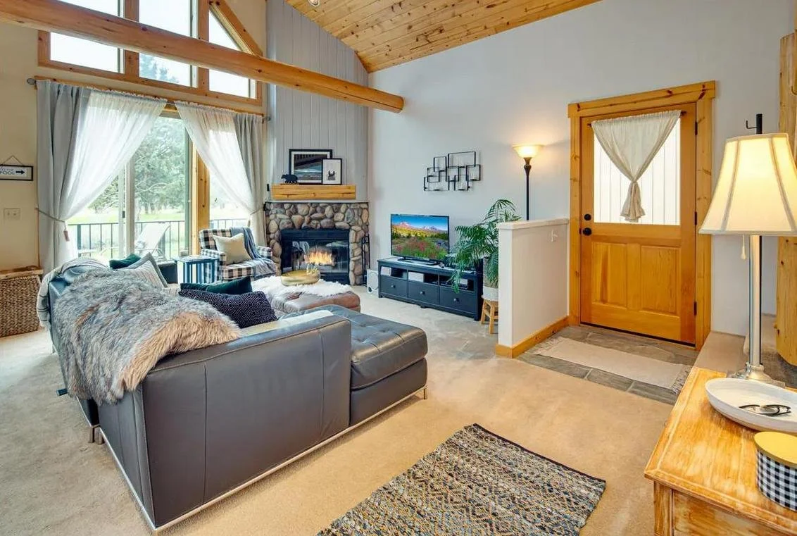 3. Living Room & Entry.jpg