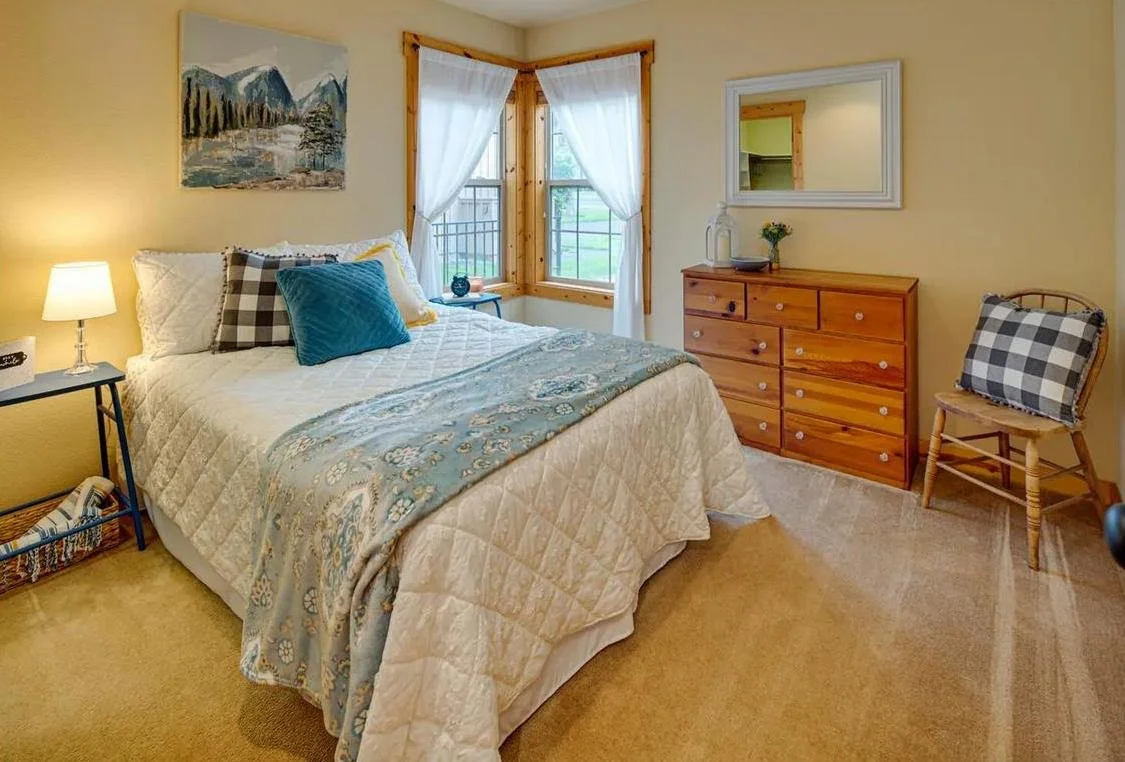 21. Guest Room, double.jpg