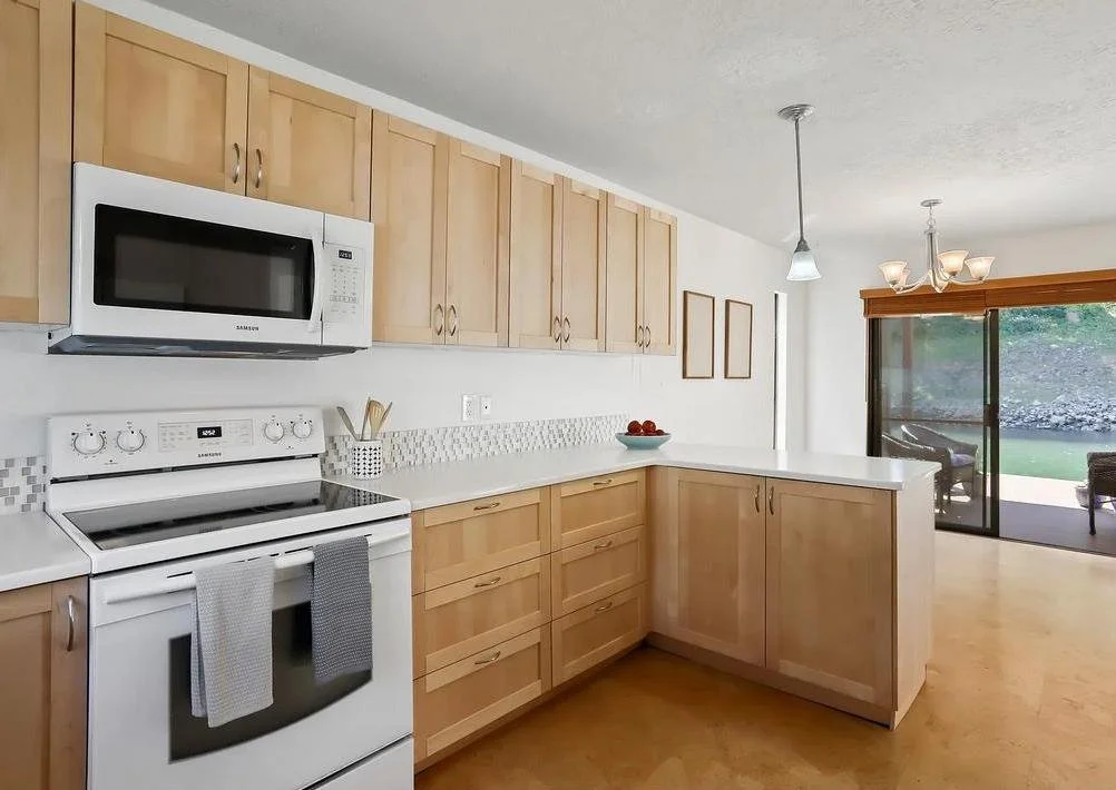8. Kitchen.jpg