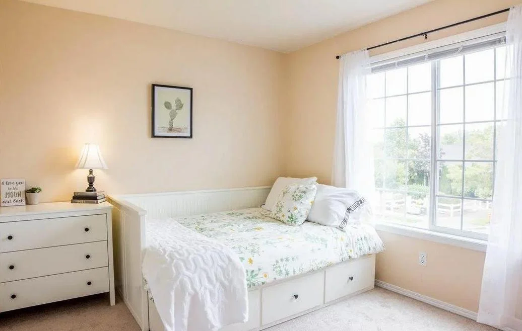 7. Front Bedroom.jpg
