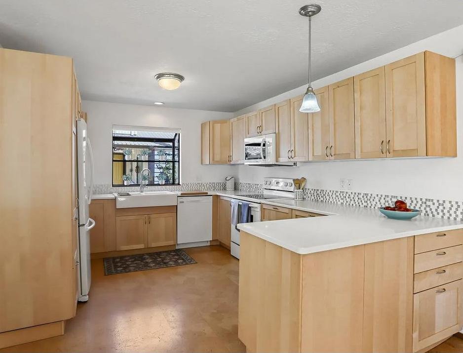 6. Kitchen.jpg