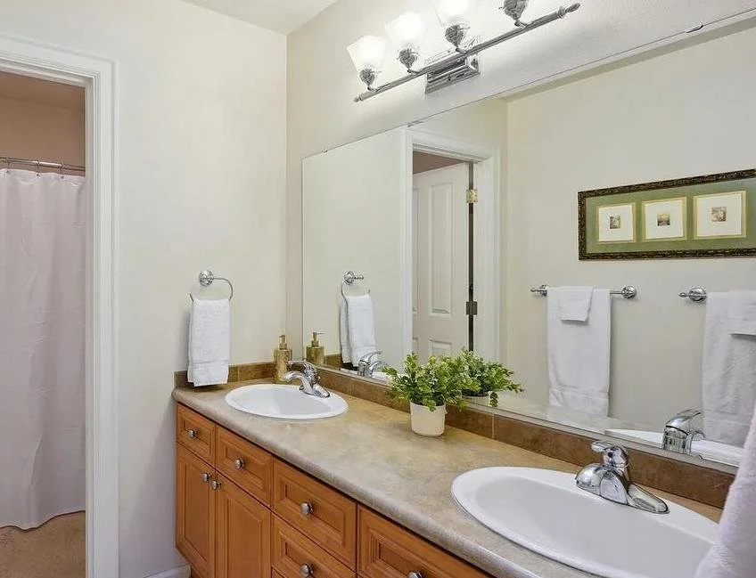 11. Guest Bath.jpg