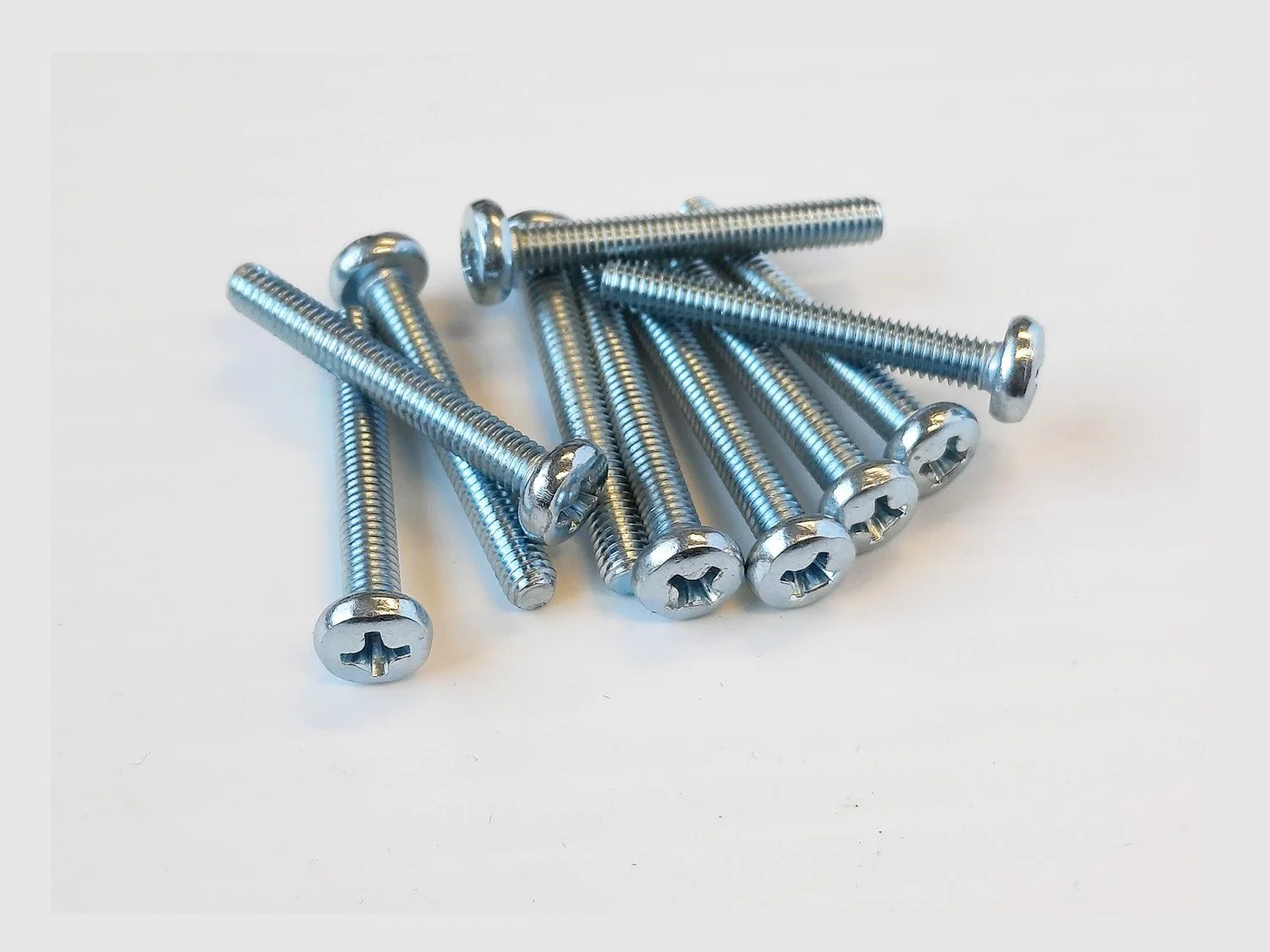 BOLTM4X30_P10_angle.jpg
