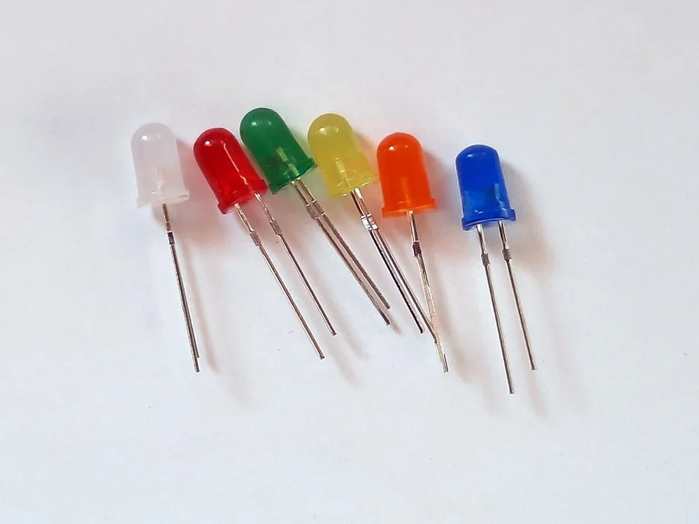 5MM LEDS - COLOURED BODY - 17MM LEGS - (PACKS OF 10)