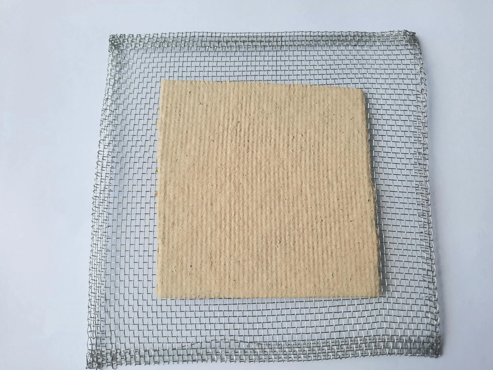 WIRE GAUZE MAT WITH CENTRE - 150 X 150MM
