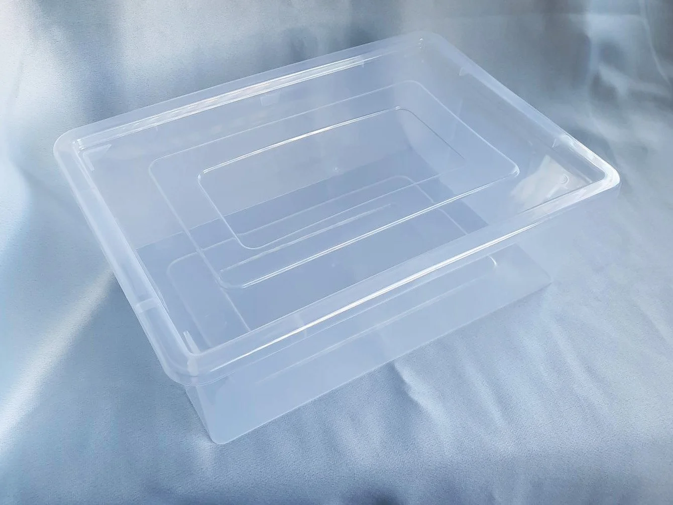 PLASTIC STORAGE BOX WITH LID – 10L