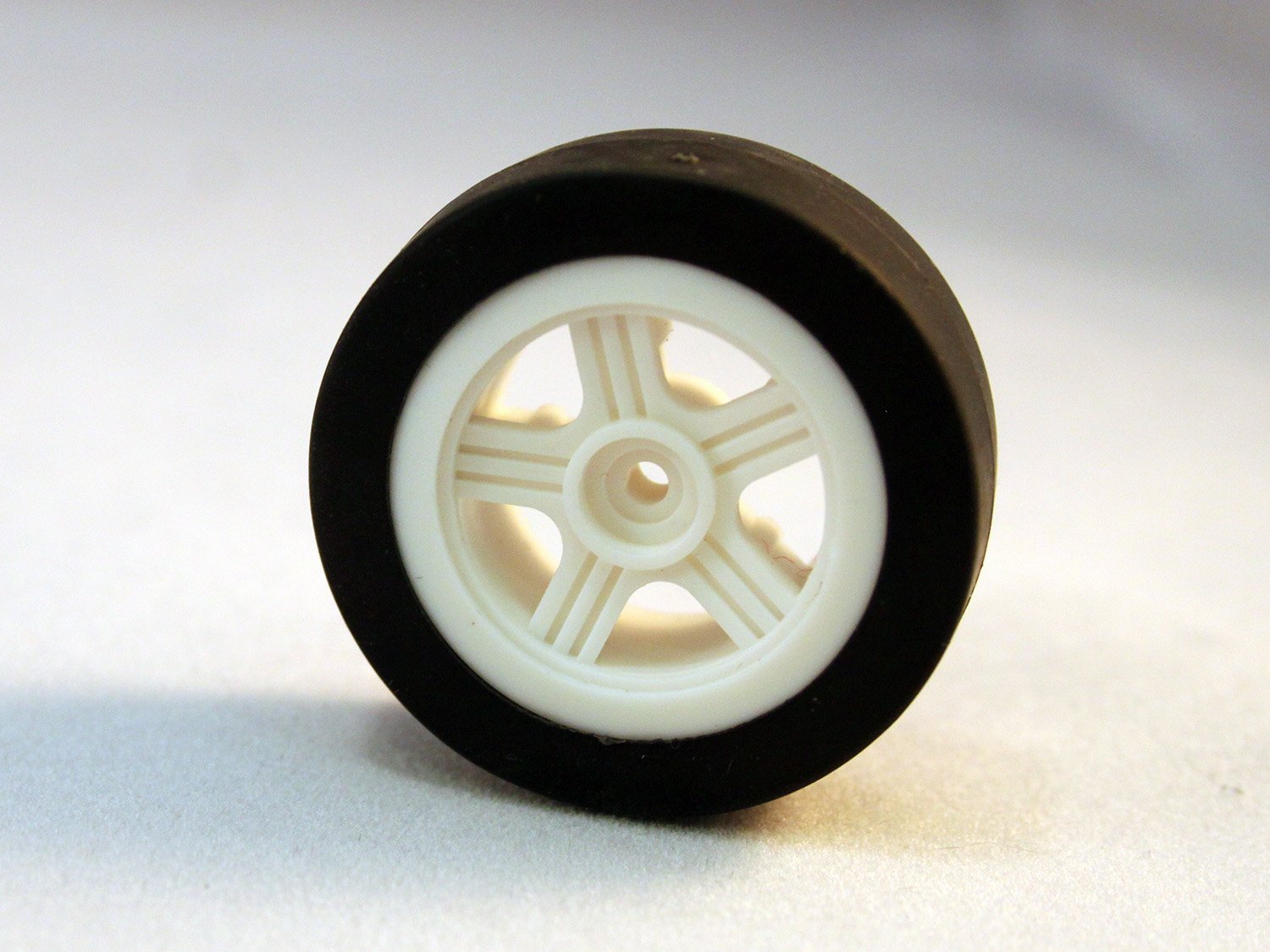 35MM WHEELS WITH BLACK RUBBER TYRE - 2.4MM HOLE (PACK OF 40)