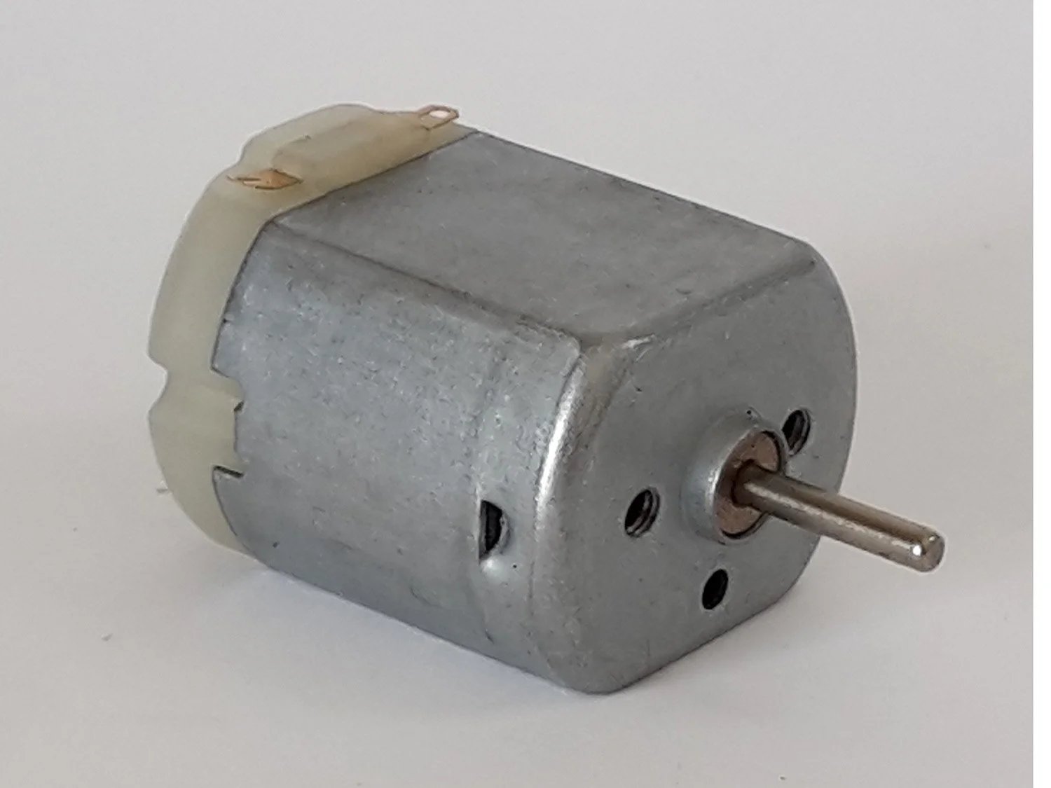MOT22_motor22-white-end.jpg