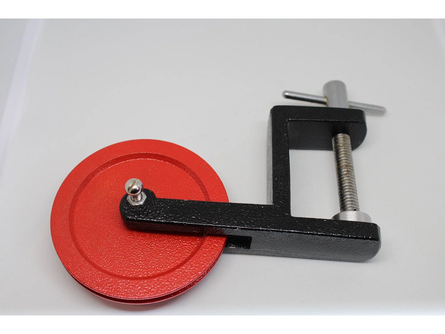 LARGE VERTICAL PULLEY ON BENCH CLAMP