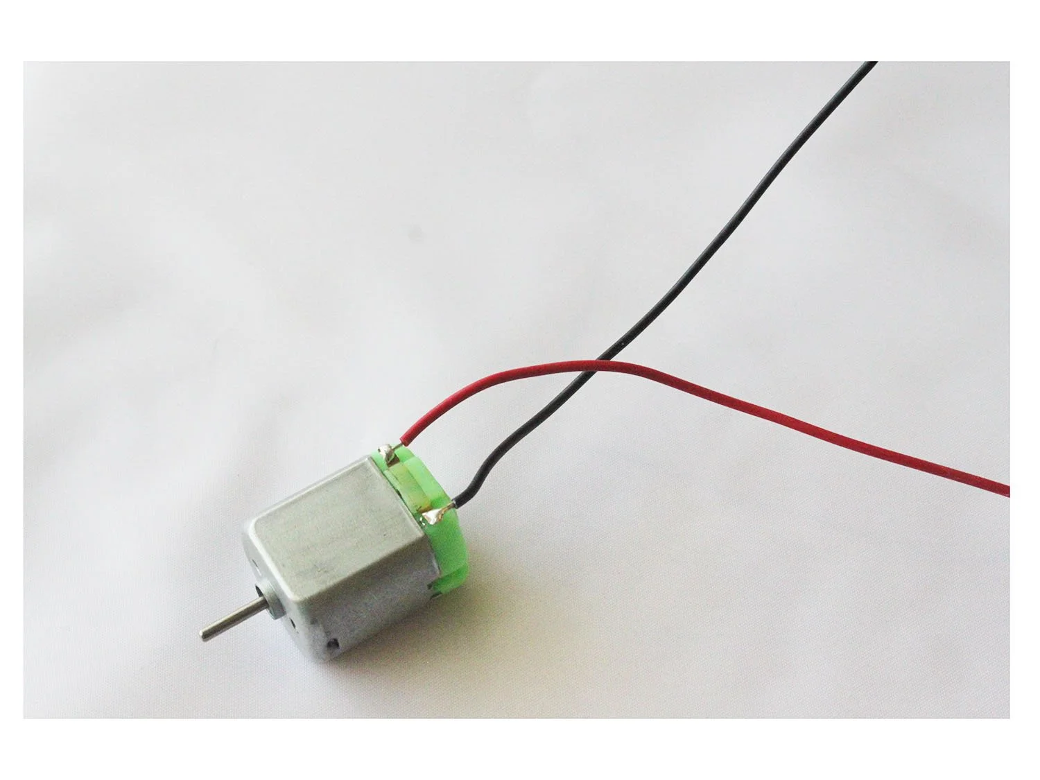 MOTOR 22 WITH WIRES: 1.5 - 4.5V ELECTRIC MOTOR (PACK OF 5)