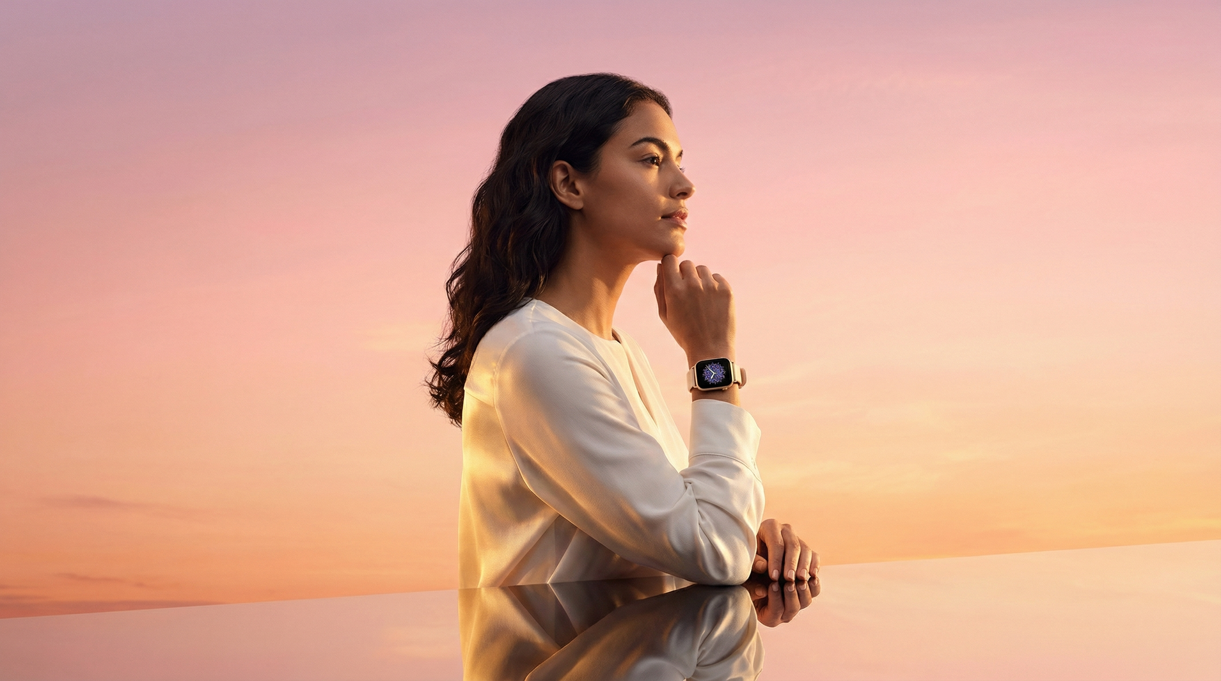 Mujer de perfil usando reloj inteligente en una puesta de sol