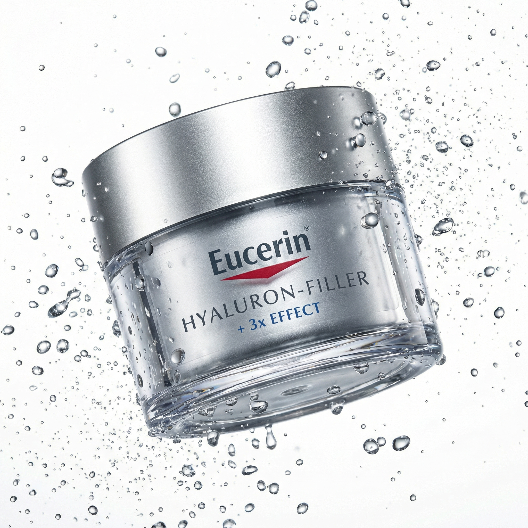 Tarro de crema hidratante Eucerin Hyaluron-Filler con gotas de agua y efecto de burbujas.