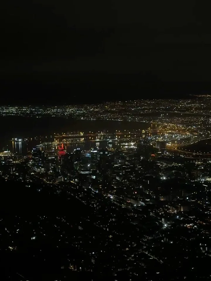 clips of our Lion&rsquo;s Head hike from night to daylight 🏞️

I absolutely loved this hike! Climbing up &amp; down rocks is @_catestewart &amp; my thing🤭🤭 so beautiful to see the sun come up and light up the whole town.