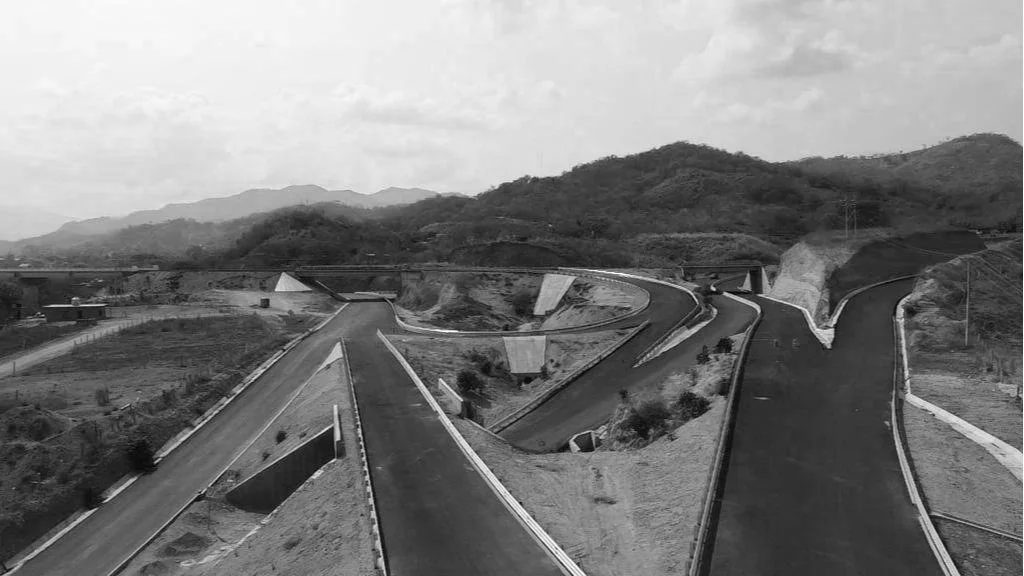 Carreteras en construcción o en forma de un patrón complejo en una zona montañosa.